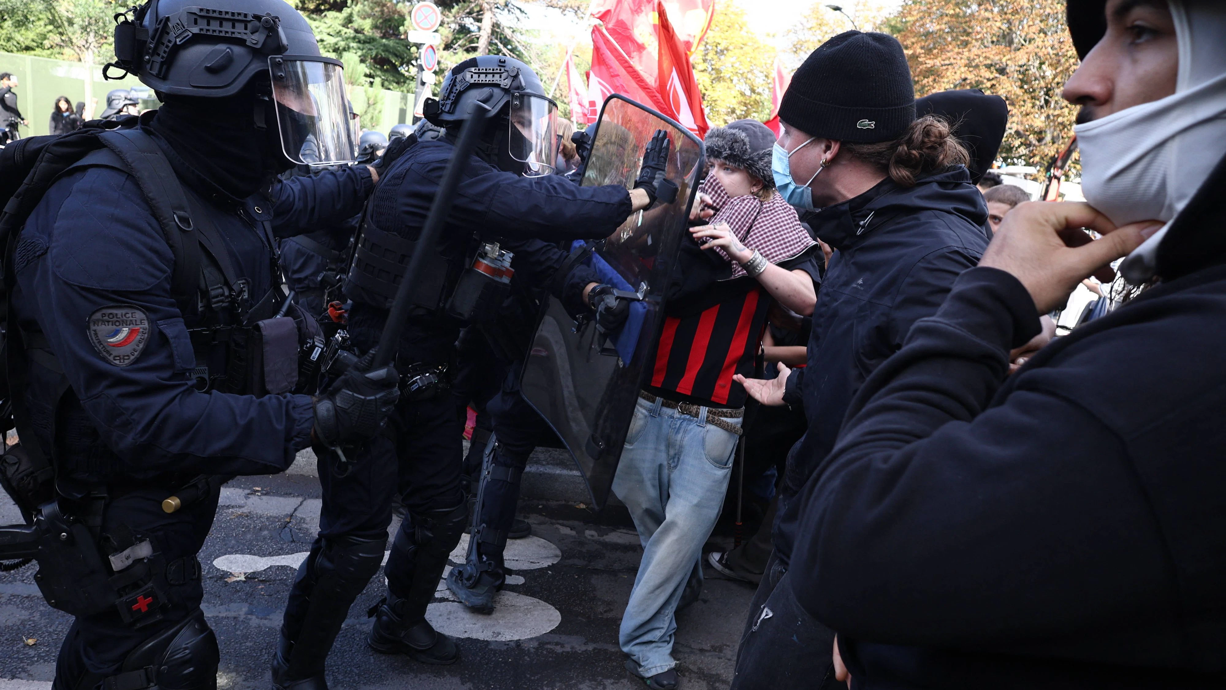 Es kommt zu Auseinandersetzungen zwischen Demonstranten und Polizei.
