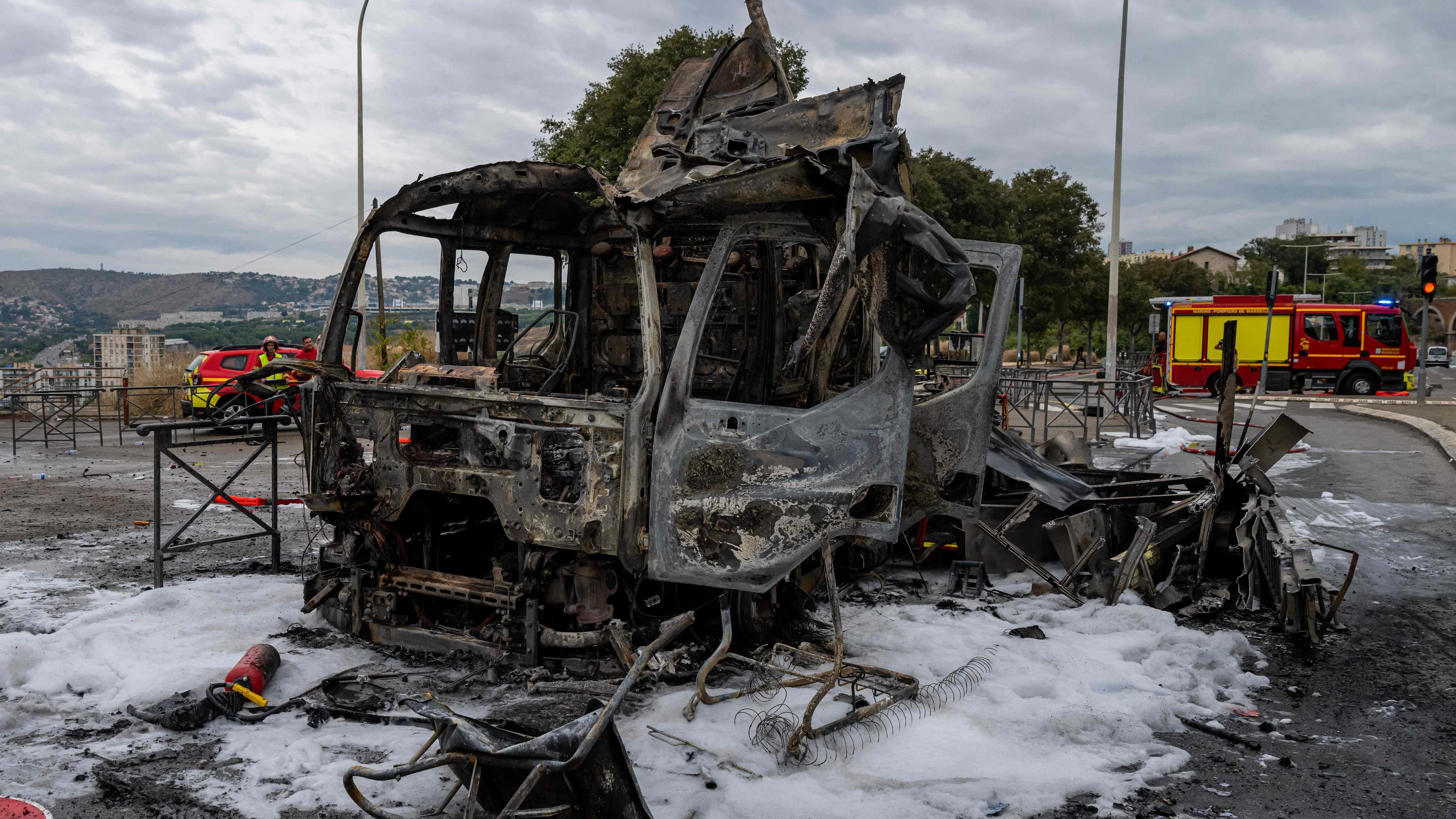 Heute.at - Schulleiter mit Benzin übergossen, Feuerwehrauto brennt