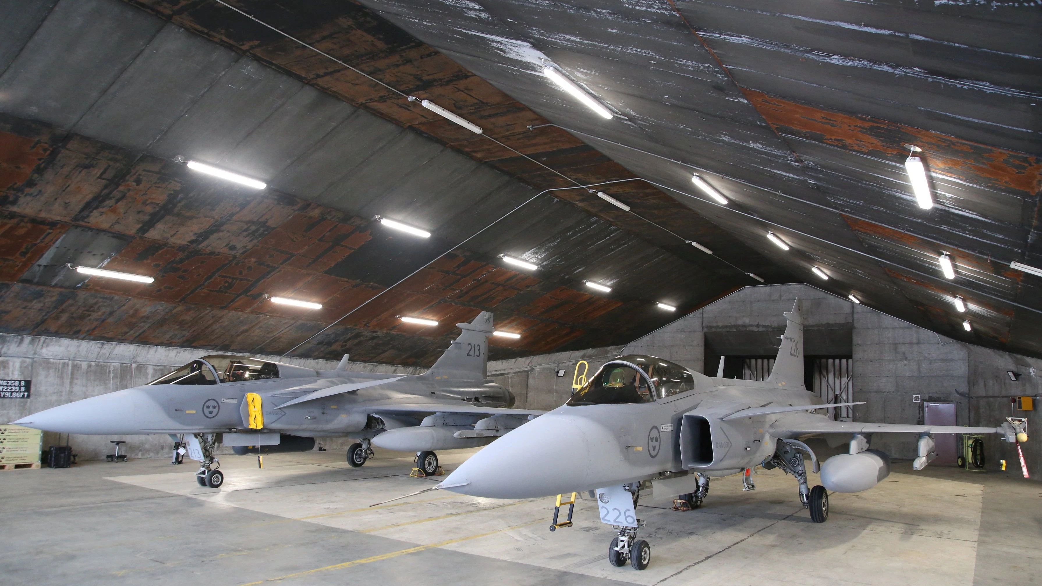 JAS 39 Gripen: Die Abkürzung JAS steht im Schwedischen für Jakt (Jagd), Attack (Angriff) und Spaning (Aufklärung). Das Wort "Gripen" bedeutet auf Deutsch "der Greif".