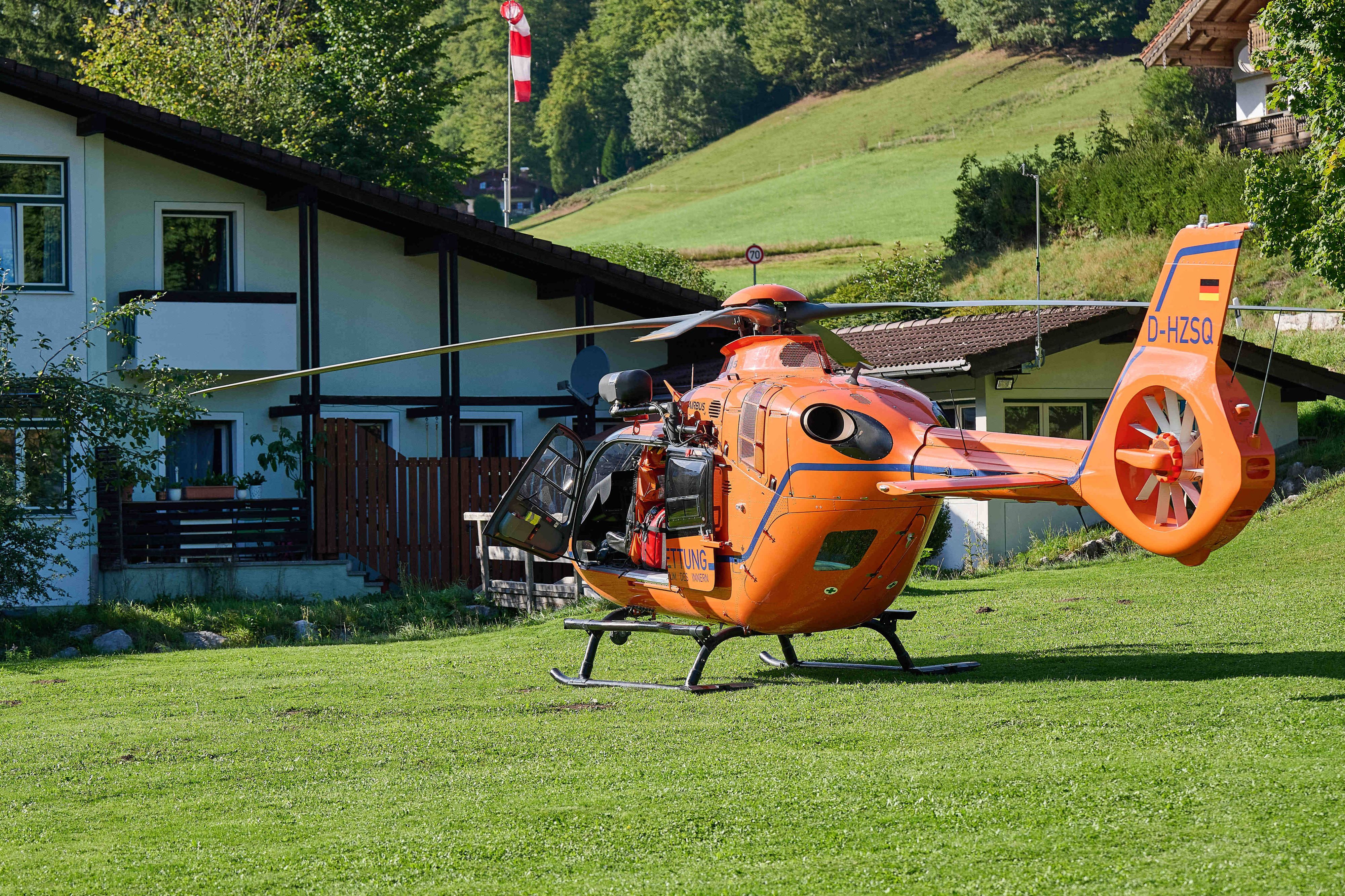 Ein sofort alarmierter Notarzt des Rettungshubschraubers Christoph 14 konnte nur noch den Tod eines Mannes feststellen. (Symbolbild)