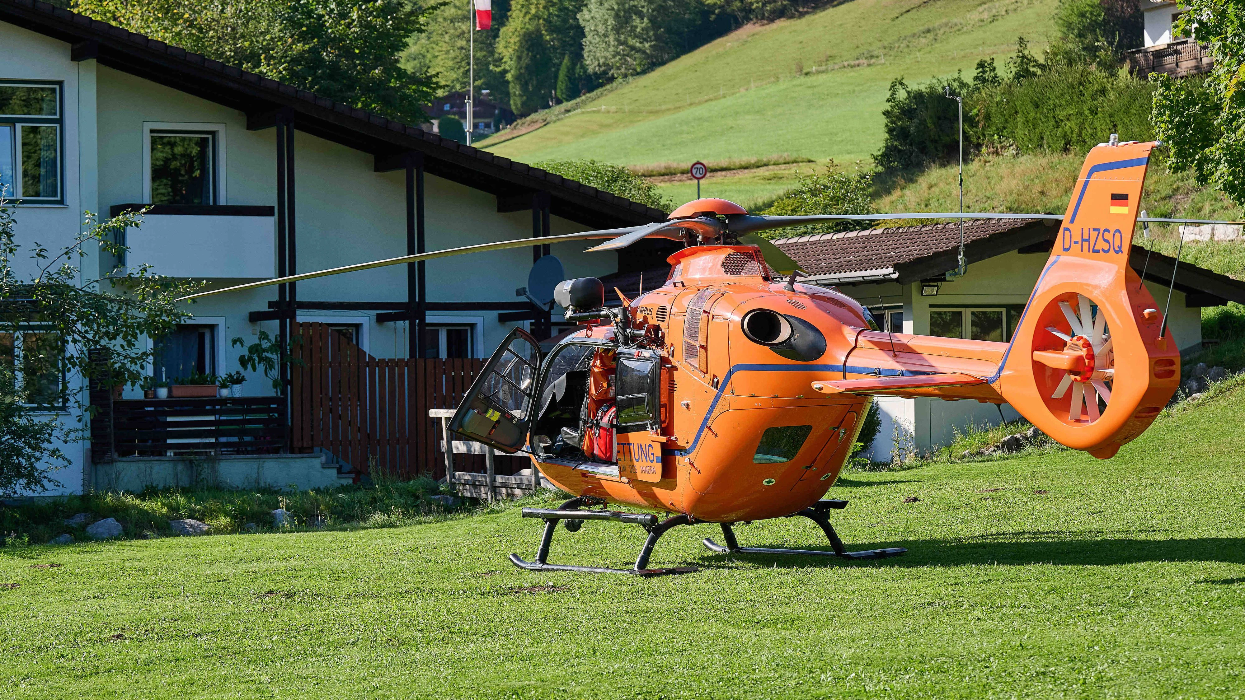 Ramsau, Deutschland 19.09.2026: Im Bild: Orangefarbener Zivilschutz- und Rettungshubschrauber mit der Kennung D-HZSQ auf einem Landeplatz im Bergsteigerdorf Ramsau bei Berchtesgaden. Die Maschine vom Typ Airbus Helicopters H135 wird als Christoph 14 vom Luftrettungszentrum Traunstein eingesetzt. Die Zivilschutz-Hubschrauber des Bundes werden außerhalb des Katastrophen- und Zivilschutzes im Rettungsdienst eingesetzt. Bayern *** Ramsau, Germany, September 19, 2026. Pictured: An orange civil defense and rescue helicopter with the registration D HZSQ at a landing site in the mountaineering village of Ramsau near Berchtesgaden. The Airbus Helicopters H135 aircraft is operated as Christoph 14 by the Traunstein Air RescueTraunstein. T Copyright: xFotostandx/xWassmuthx