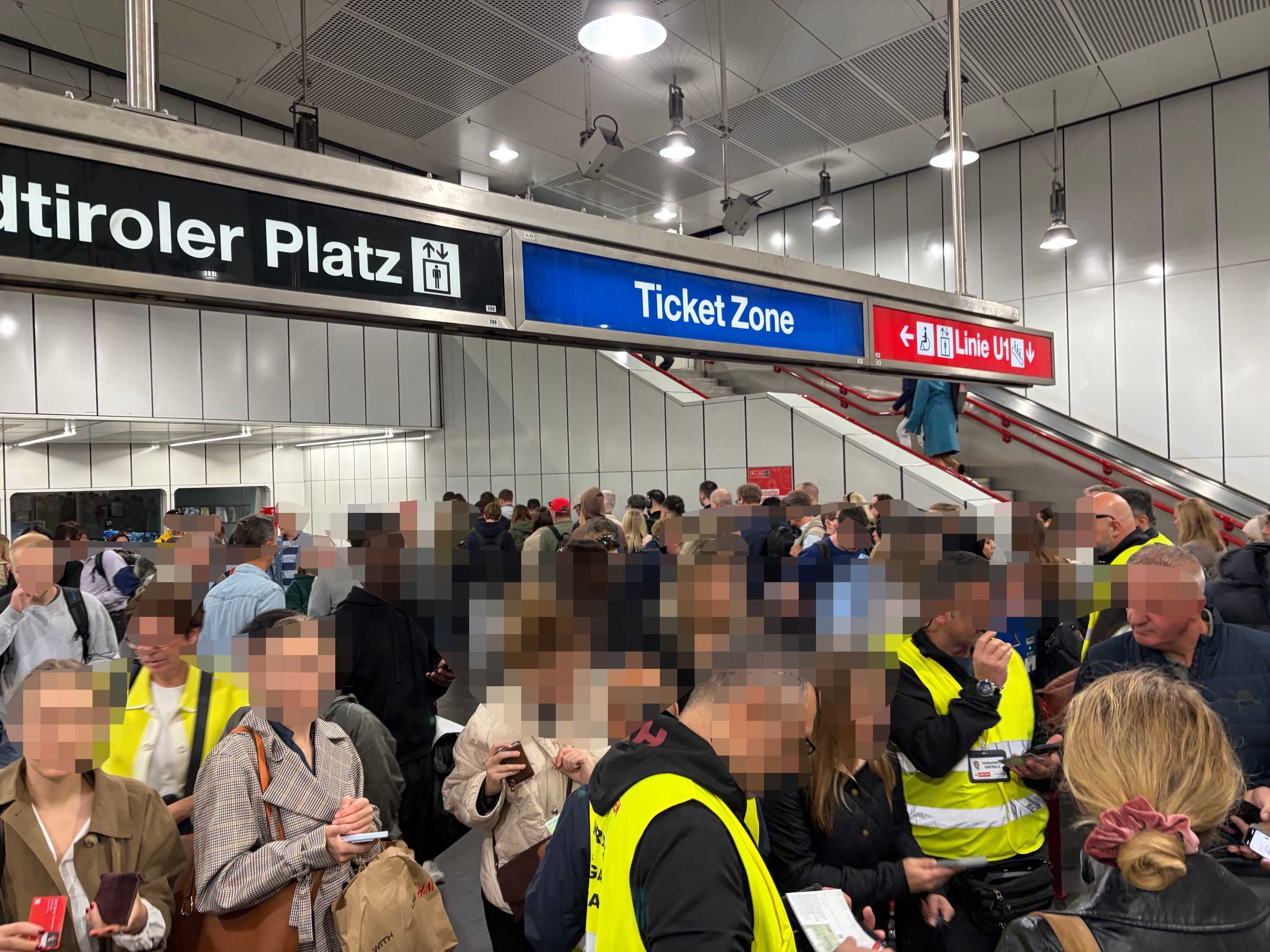 Stau bei Ticketkontrolle bei der U1 am Hauptbahnhof.