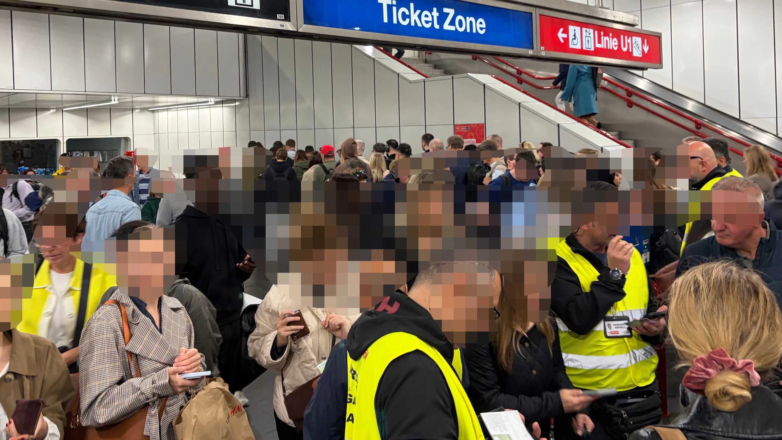 Stau bei Ticketkontrolle bei der U1 am Hauptbahnhof.