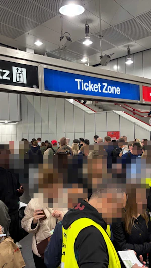 S-Bahn-Sperre Wien: Ticketkontrolle am Hauptbahnhof sorgt im Frühverkehr für Gedränge auf der U1. Pendler stehen vor Herausforderungen.