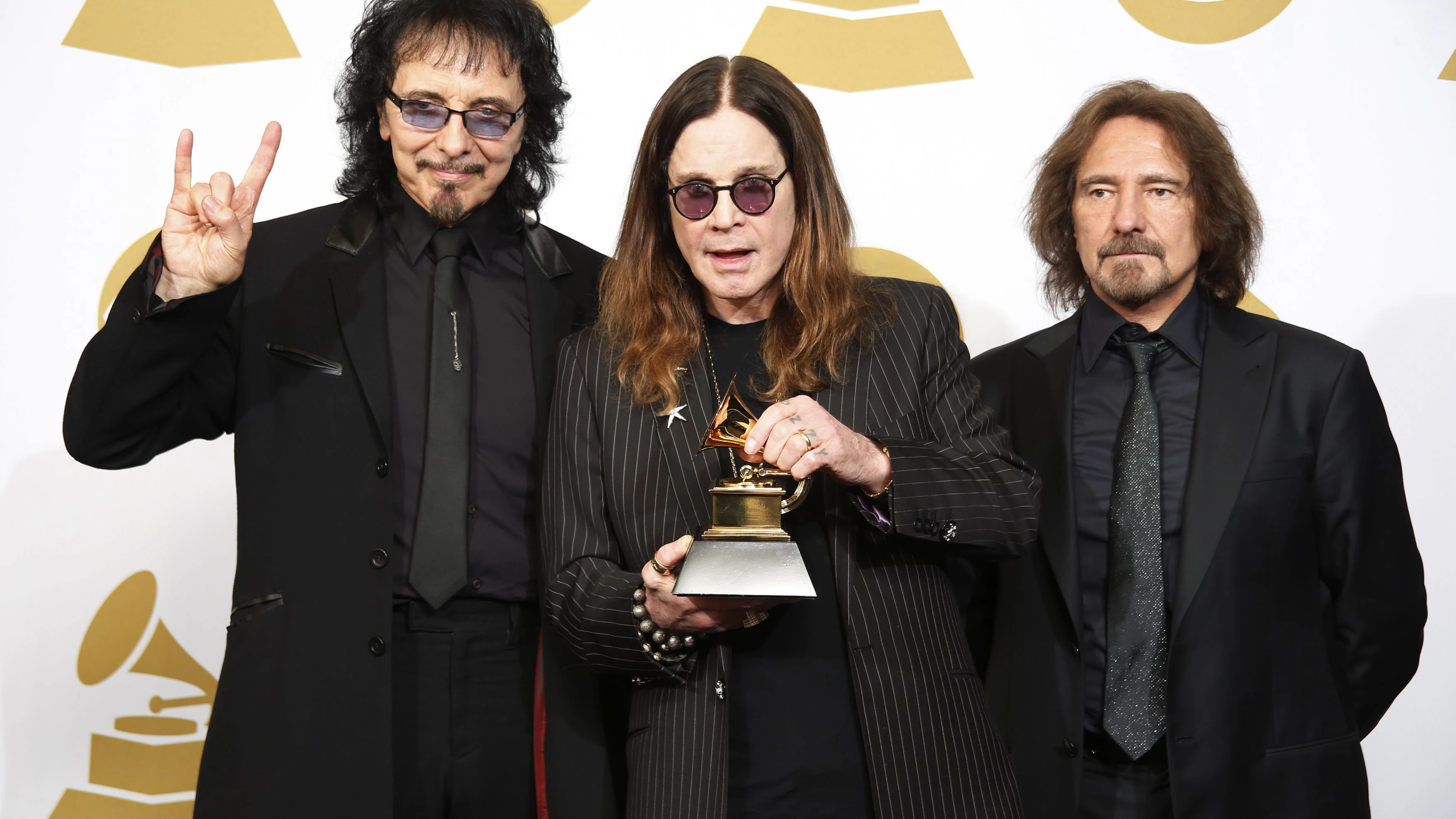 Tony Iommi, Ozzy Osbourne und Geezer Butler von Black Sabbath (L-R) mit ihrem Grammy für "God is Dead?", 2014.