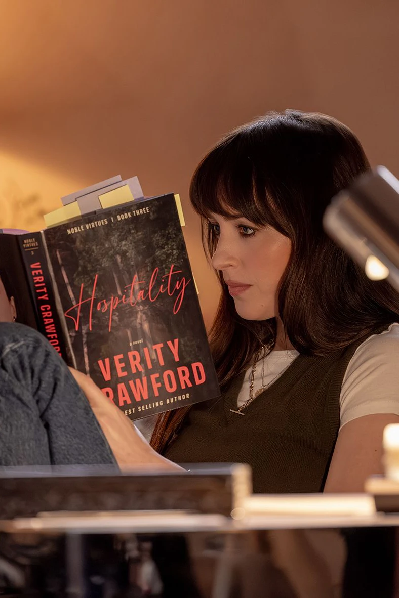 Lowen (Dakota Johnson) macht sich mit dem Werk ihres großes Vorbildes vertraut: "Verity – Dunkle Geheimnisse" nach einem Roman von Colleen Hoover startet diese Woche in den Kinos