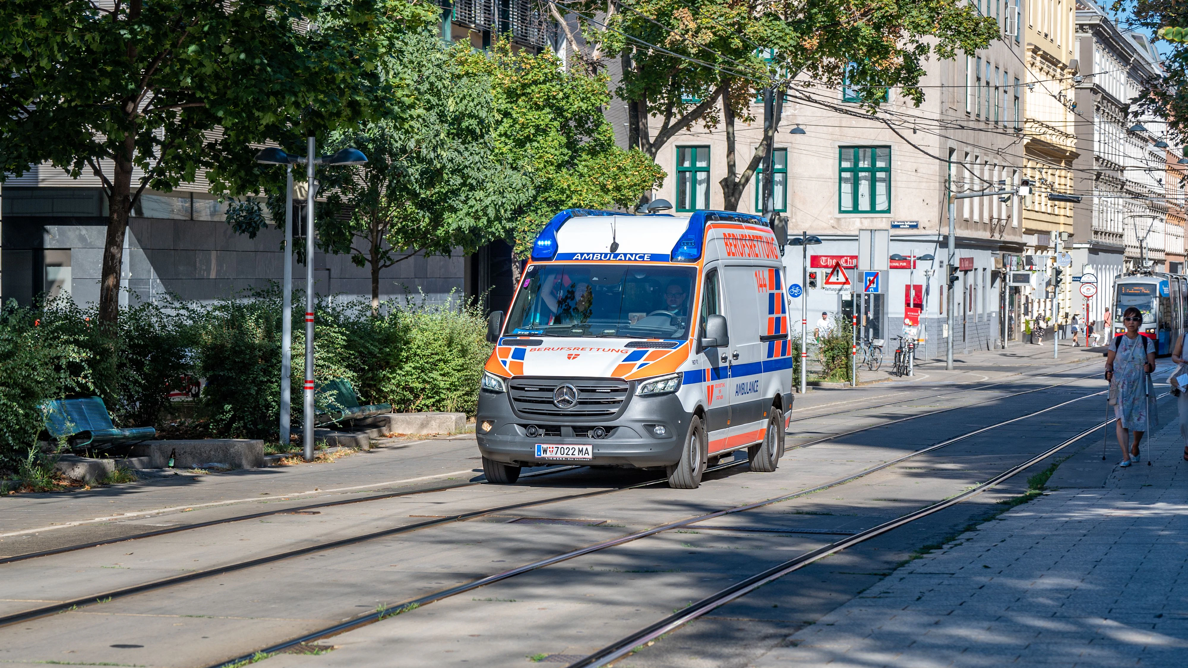 Der Mann erlag noch an der Unfallstelle seinen Verletzungen.