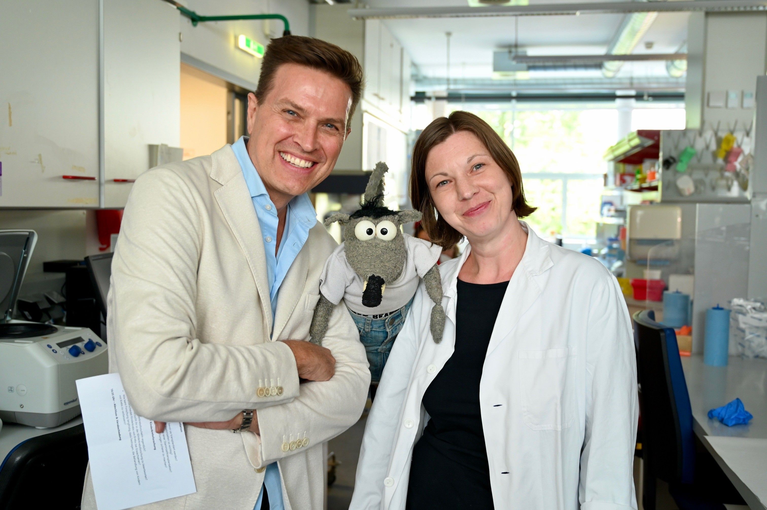 Robert Steiner und Rolf Rüdiger mit Forscherin Raphaela Schwentner