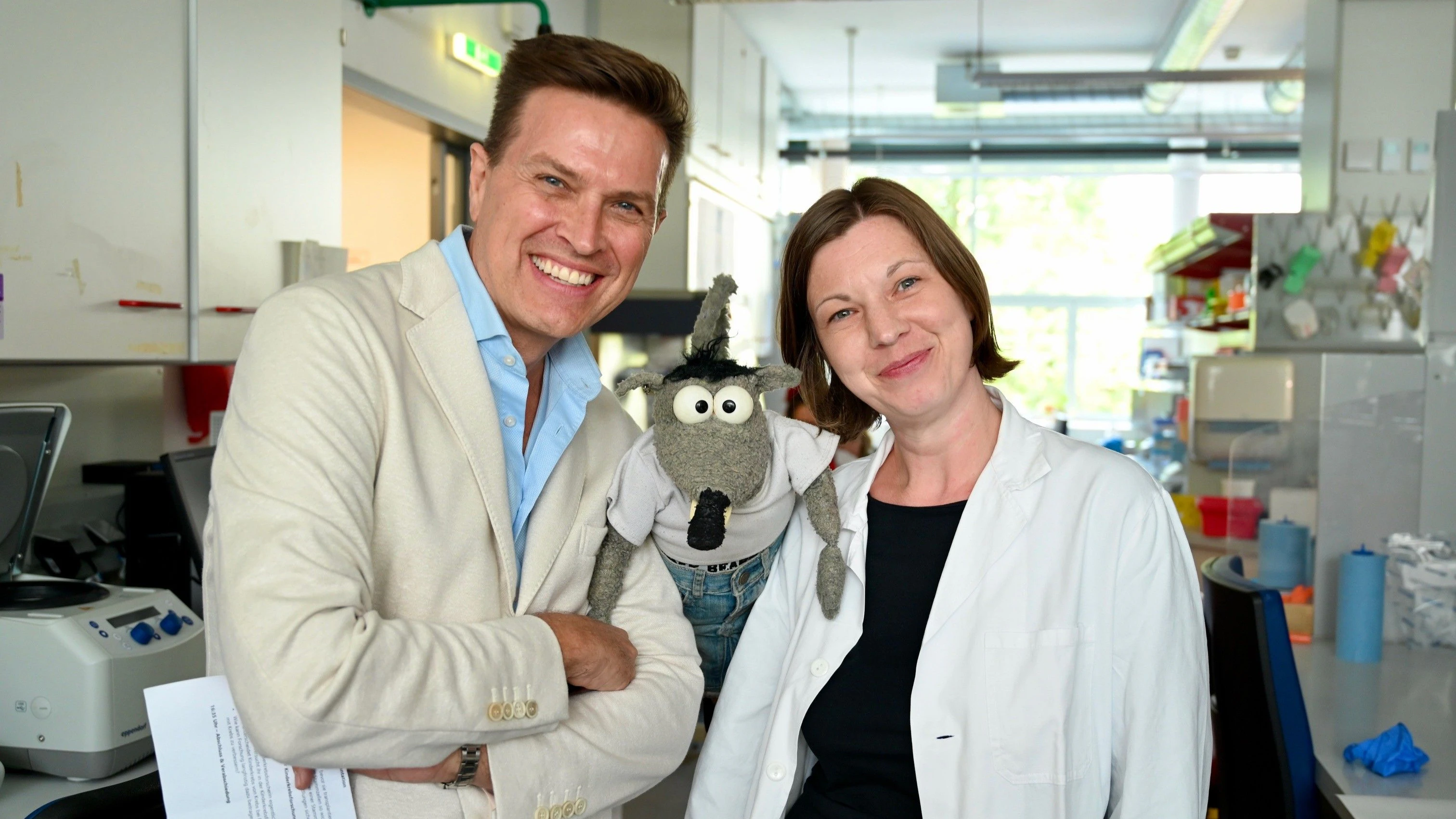 Robert Steiner und Rolf Rüdiger mit Forscherin Raphaela Schwentner
