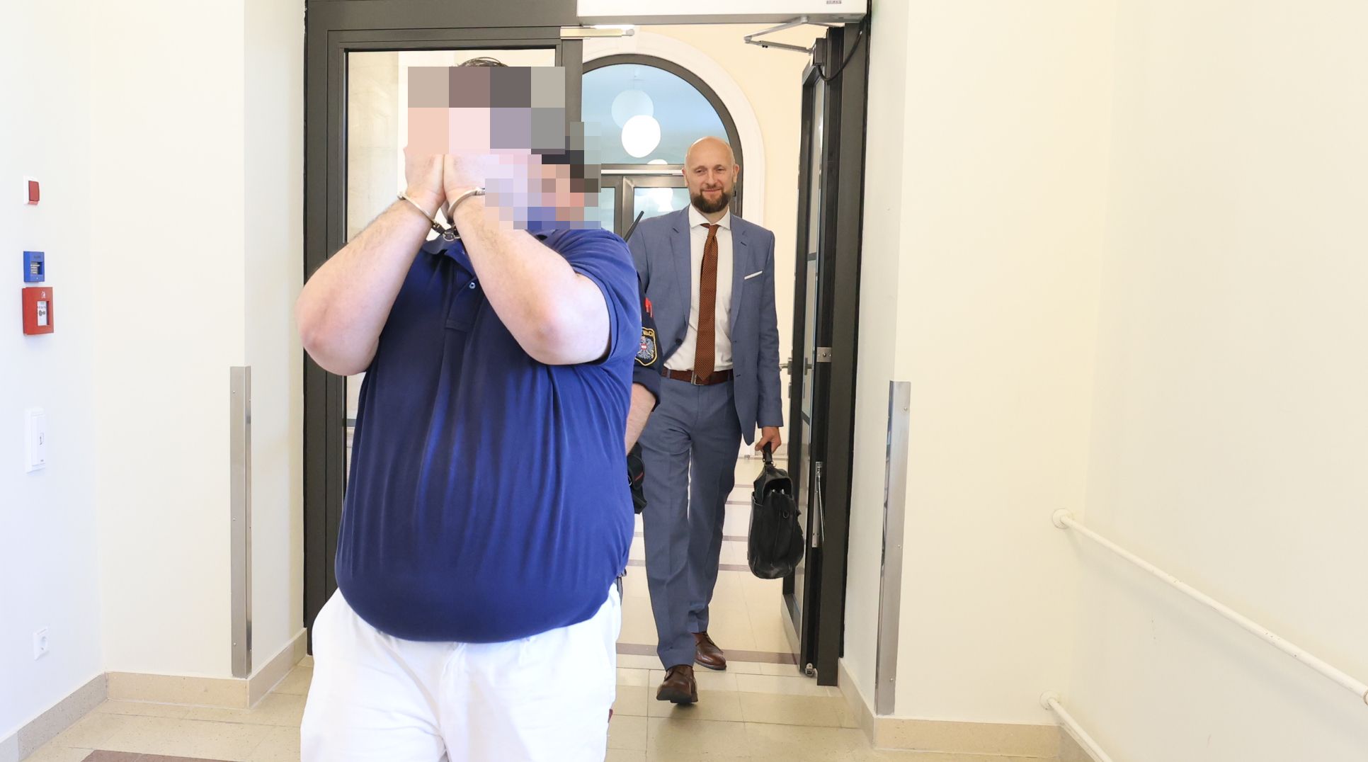 Der Hotelgast war sicherlich kein Kostverächter; hier vor Gericht mit seinem Anwalt Florian Kreiner (im Hintergrund)