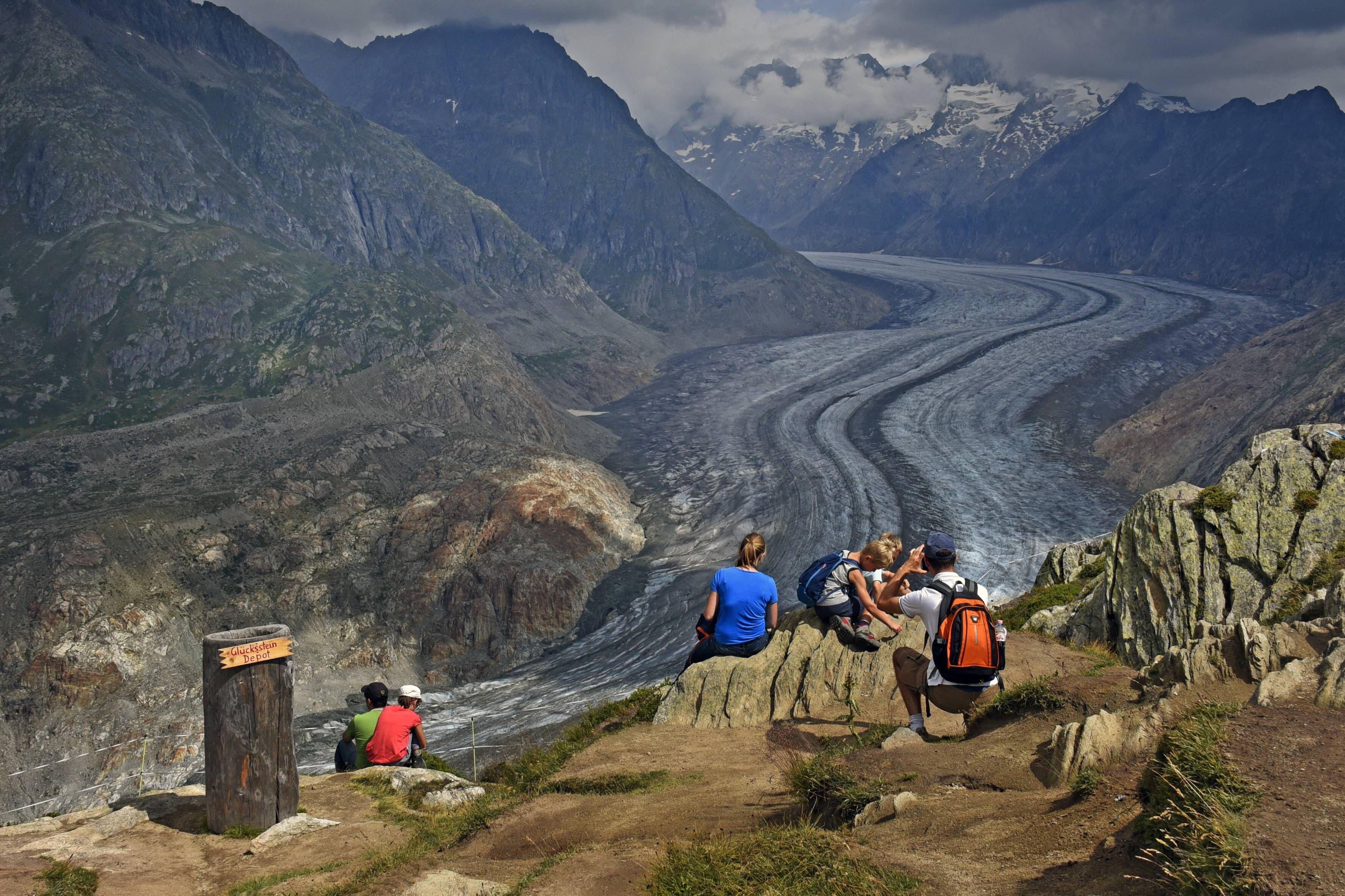 Der Grosse Aletschgletscher ist der flächenmäßig größte und längste Gletscher der Alpen. Er befindet sich auf der Südabdachung der Berner Alpen im Schweizer Kanton Wallis. Mit 23 Kilometern ist er der längste Eisstrom der Alpen. Am Konkordiaplatz ist er 1000 Meter dick. Sein Gewicht wird auf 27 Milliarden Tonnen berechnet, das entspricht dem Gewicht von 72,5 Millionen Jumbojets. Archivbild