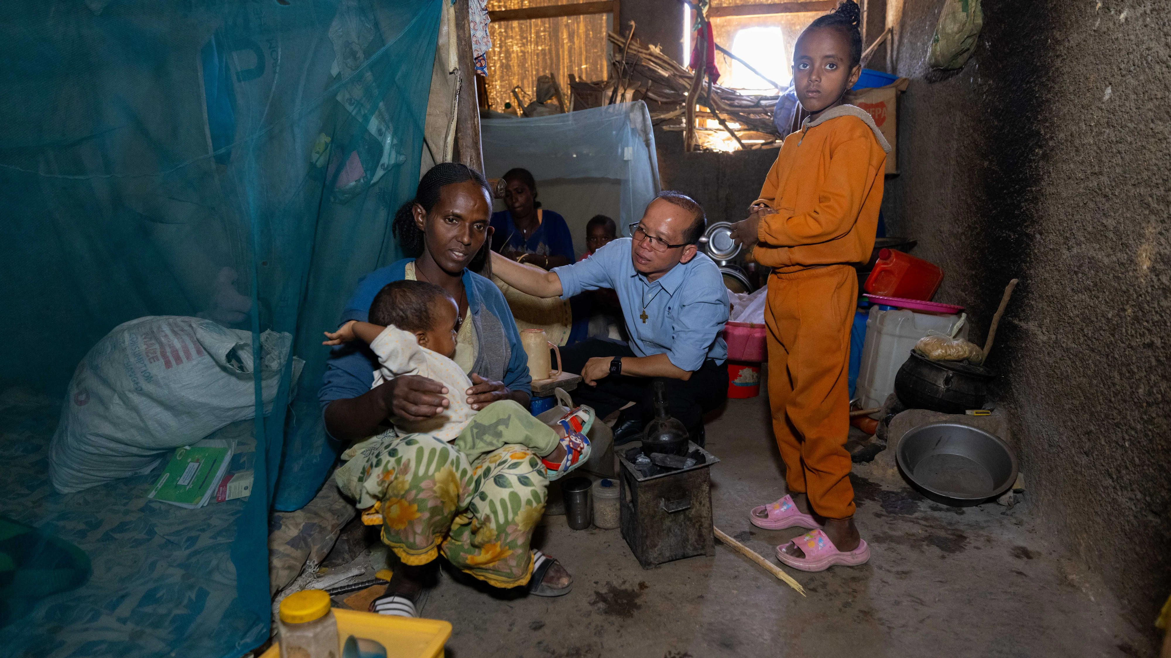 Father Luan mit Binnenvertriebenen in Tigray.
