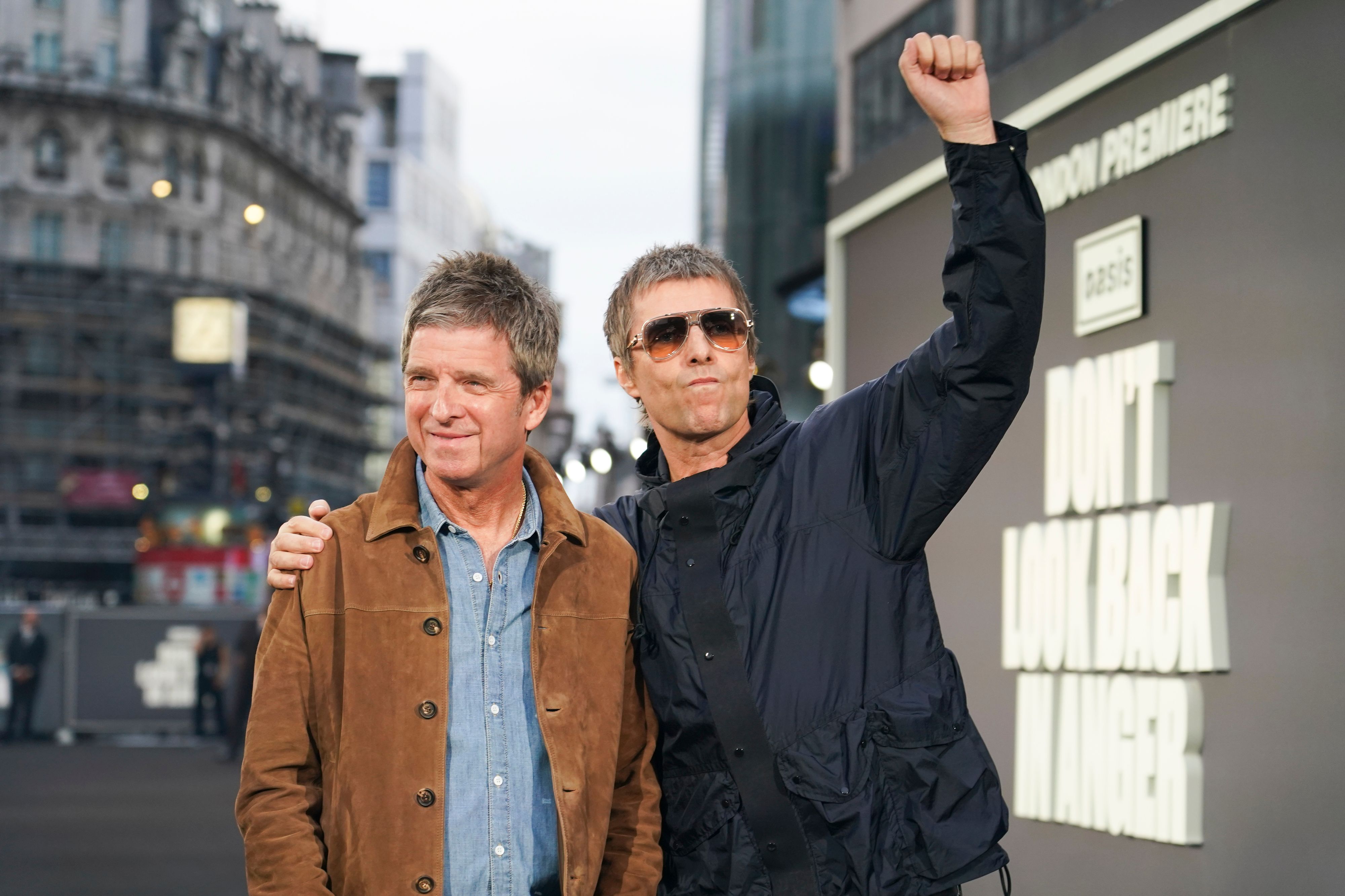 Noel und Liam Gallagher (v.l.) lassen nicht zu, dass alte Aufnahmen von Oasis versteigert werden.