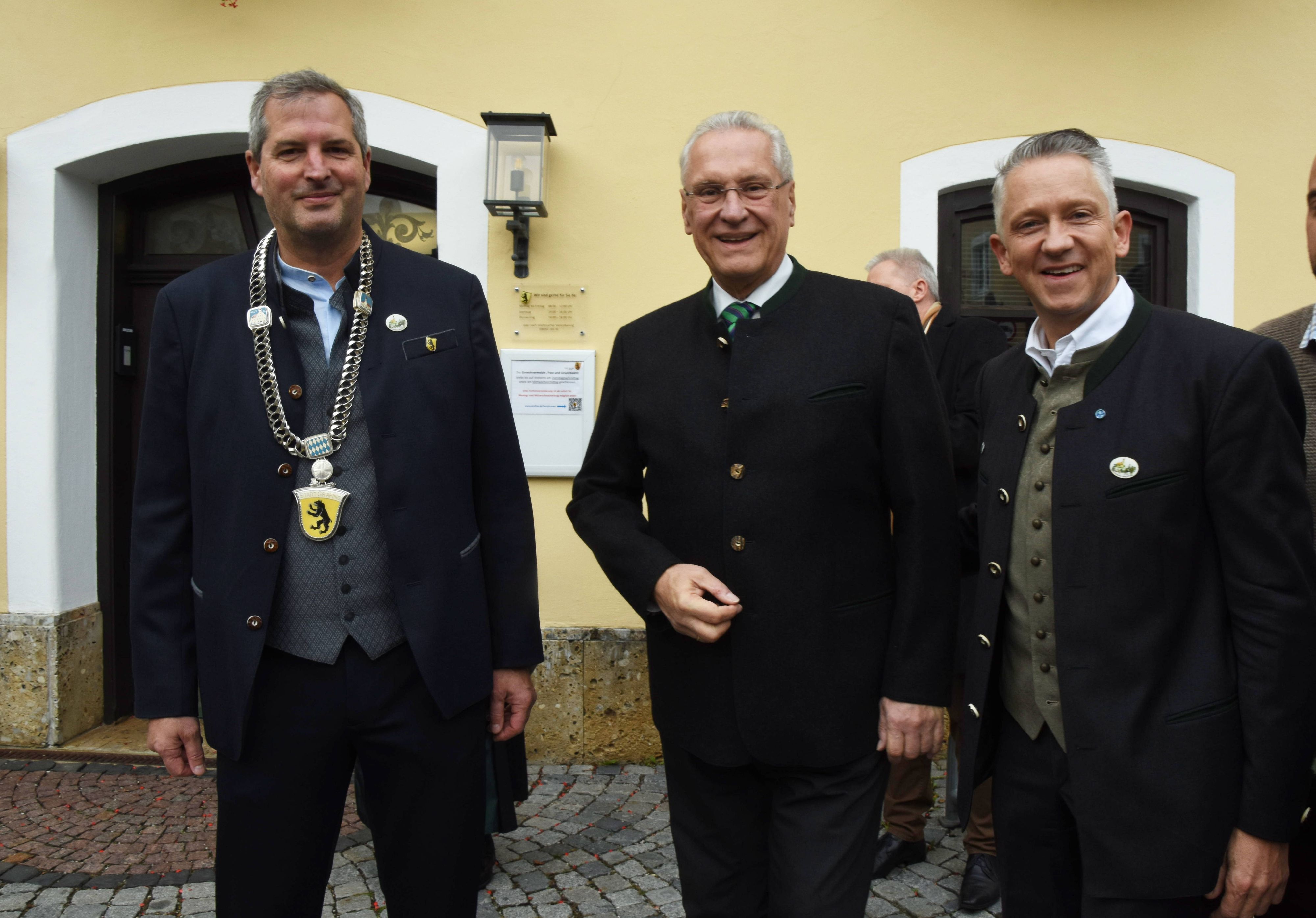 Bürgermeister Christian Bauer vor dem Rathaus seiner Stadt Grafing, Bayern. Archivbild