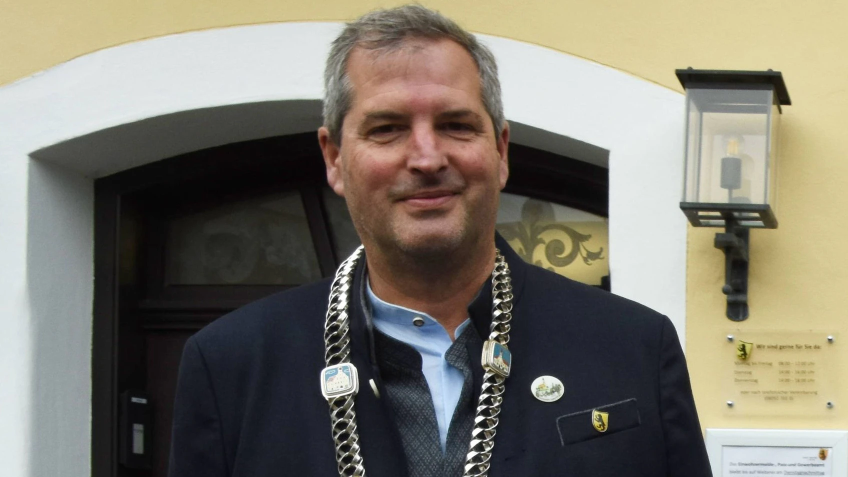 Bürgermeister Christian Bauer vor dem Rathaus seiner Stadt Grafing, Bayern. Archivbild