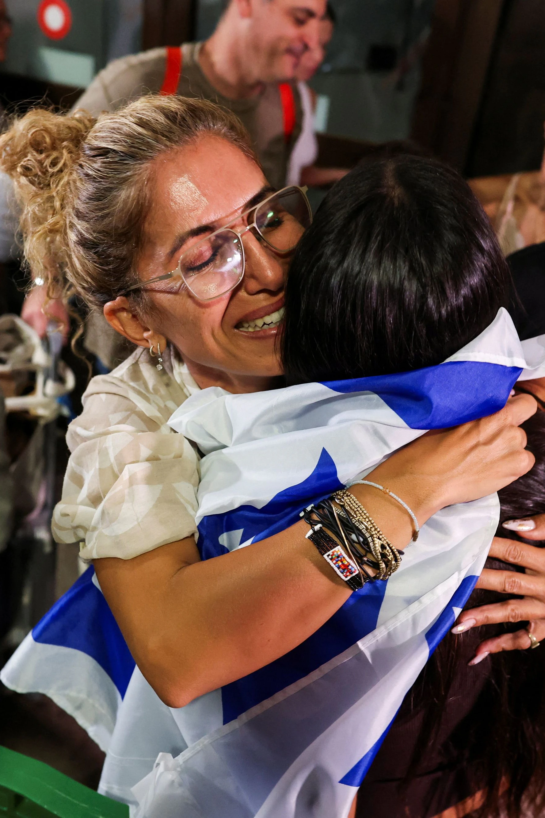 Überglücklich fallen sich Menschen am Flugjhafen von Tel Aviv in die Arme: 174 Passagiere, die meisten von ihnen Israelis, waren nur knapp mit dem Leben davon gekommen