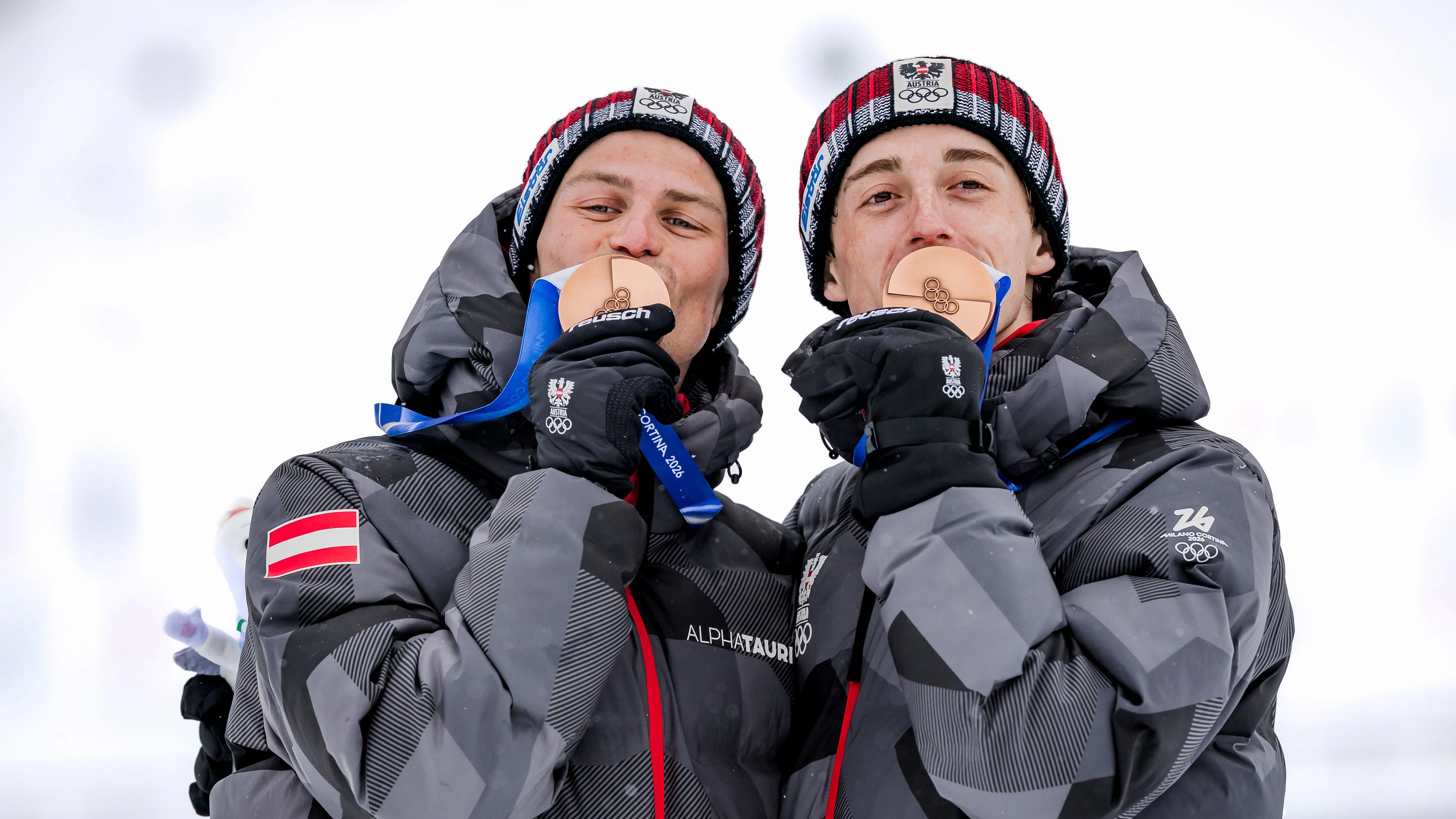 TESERO,ITALY,19.FEB.26 - OLYMPICS, NORDIC SKIING, NORDIC COMBINED, CROSS COUNTRY - Winter Olympic Games Milano Cortina 2026, team sprint, 2x7.5km, medal ceremony. Image shows Johannes Lamparter and Stefan Rettenegger (AUT).   Photo: GEPA pictures/ Matthias Trinkl