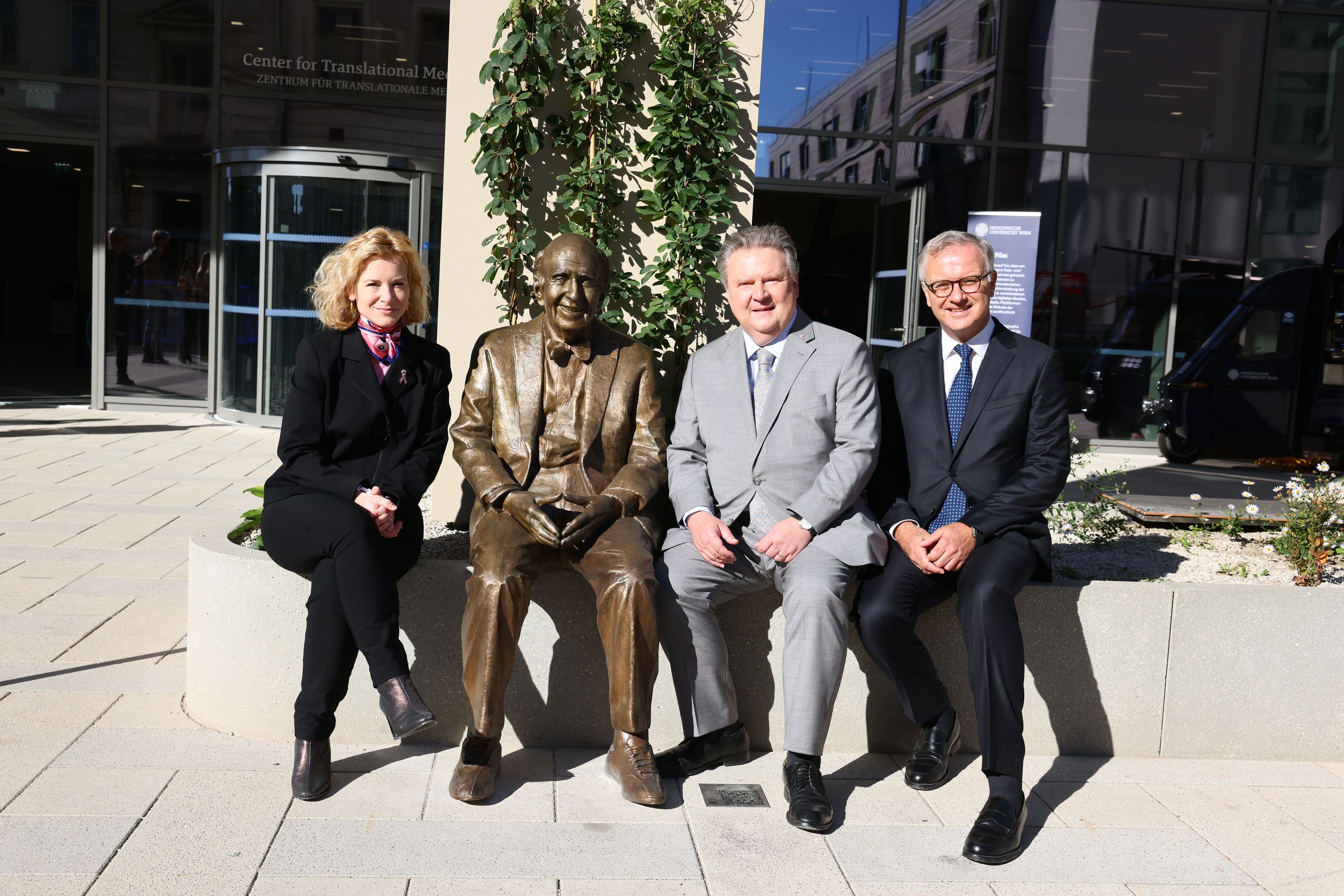 Wissenschaftsministerin Eva-Maria Holzleitner,&nbsp;Wiens Bürgermeister Michael Ludwig und MedUni-Rektor Markus Müller (v.l.) mit der Statue von Eric Kandel.
