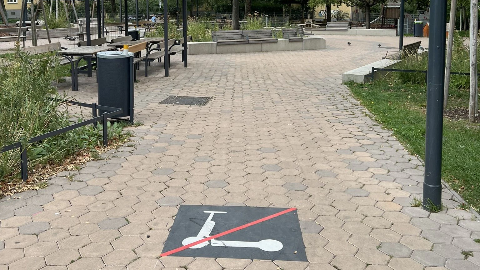Neue Bodenmarkierungen weisen auf das E-Scooter-Verbot hin.