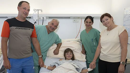 Univ.-Prof. Holger Till, Vorstand der Univ.-Klinik f. Kinder- und Jugendchirurgie und Chirurgin Agnes Bokros mit der Familie von Vanessa.