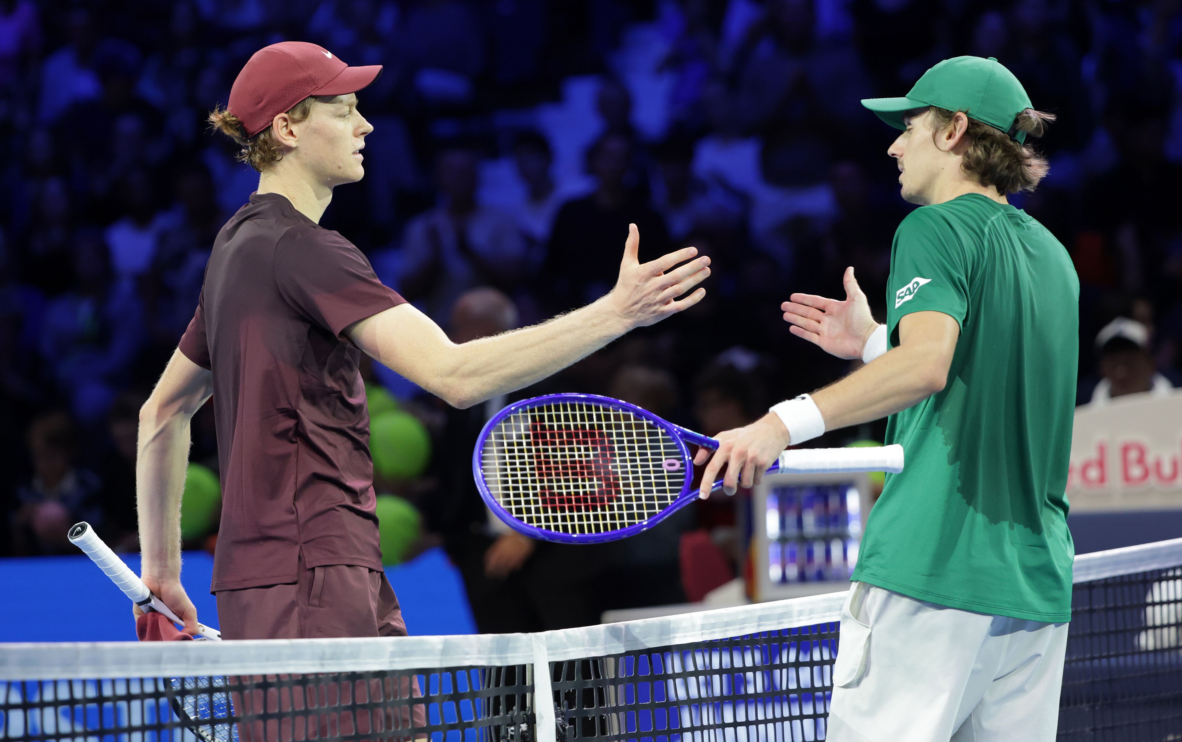 De Minaur klatscht mit Jannik Sinner ab.
