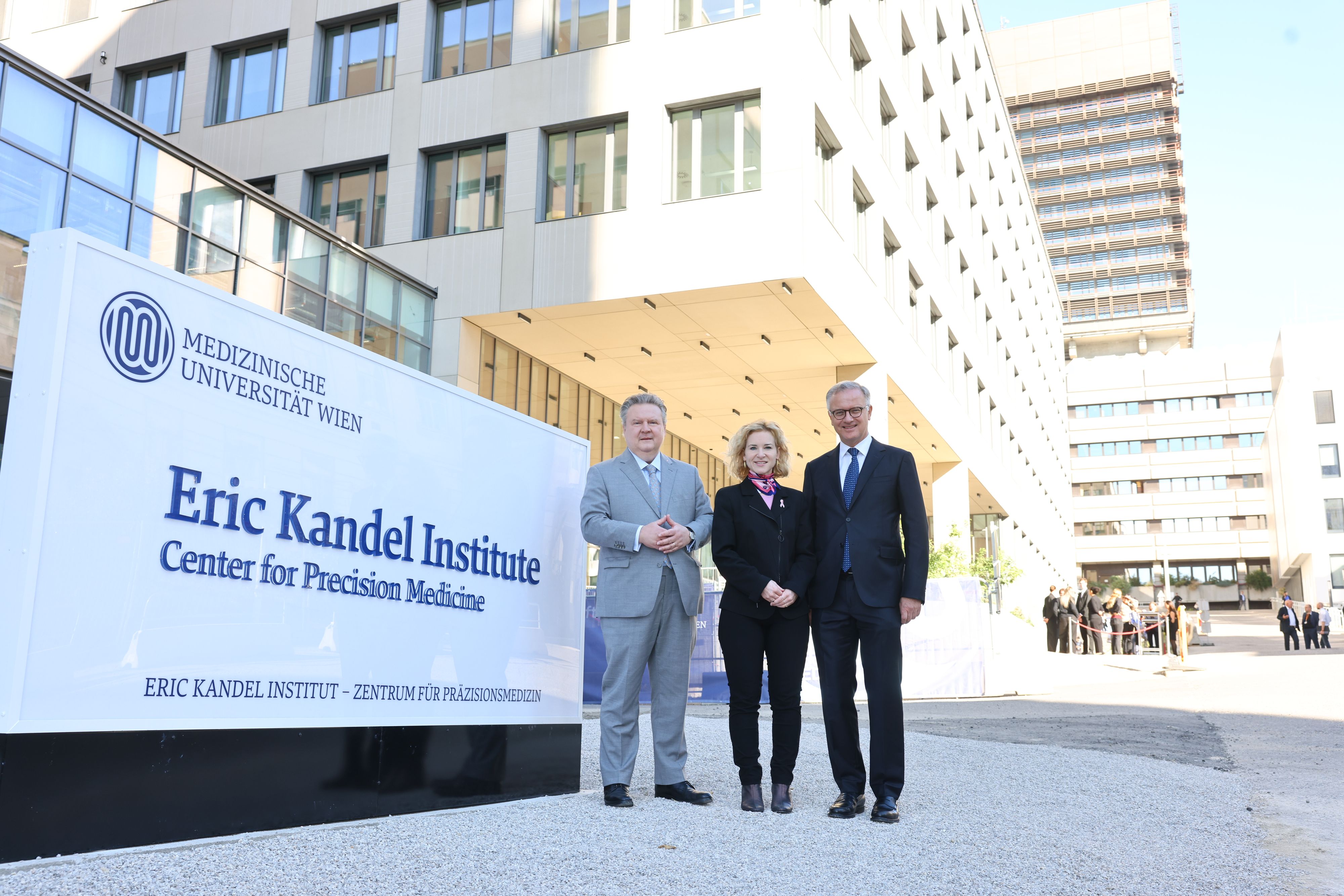 Bürgermeister Michael Ludwig, Wissenschaftsministerin Eva-Maria Holzleitner und MedUni-Rektor Markus Müller (v.l.) vor dem neuen Zentrum.