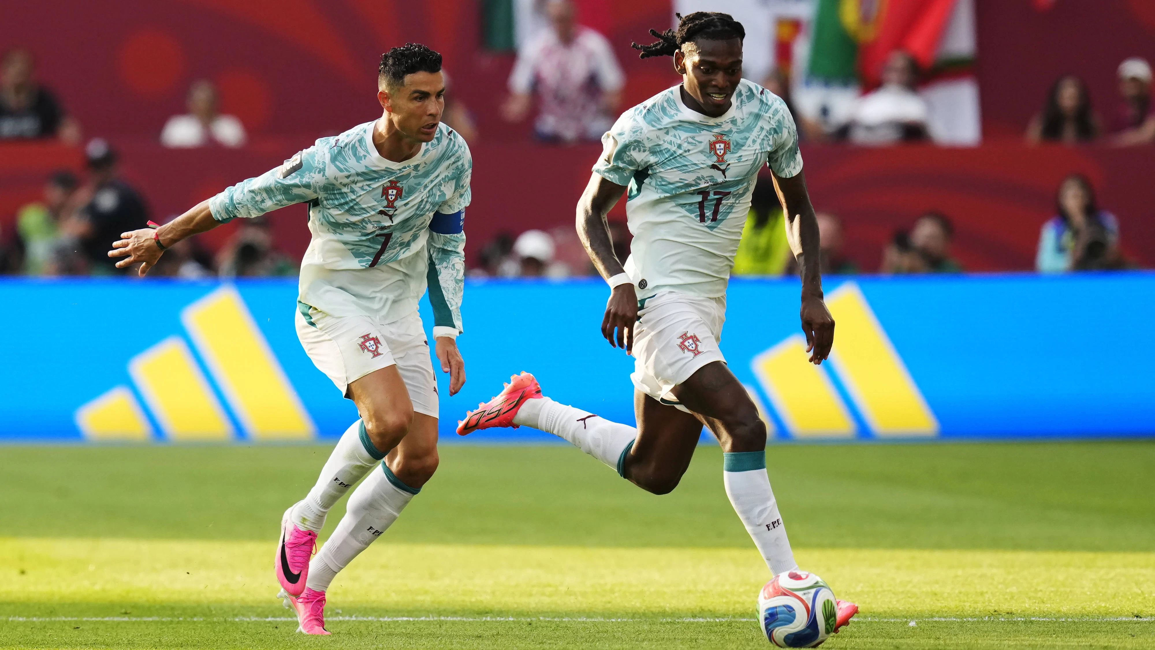 July 2, 2026, Toronto, On, CANADA: Portugal s Rafael Leao right moves the ball past Cristiano Ronaldo 7 during the first half of a World Cup round of 32 soccer match against Croatia, in Toronto on Thursday, July 2, 2026. Canada News - July 2, 2026 PUBLICATIONxINxGERxSUIxAUTxONLY - ZUMAc35_ 20260702_zaf_c35_132 Copyright: xChrisxYoungx