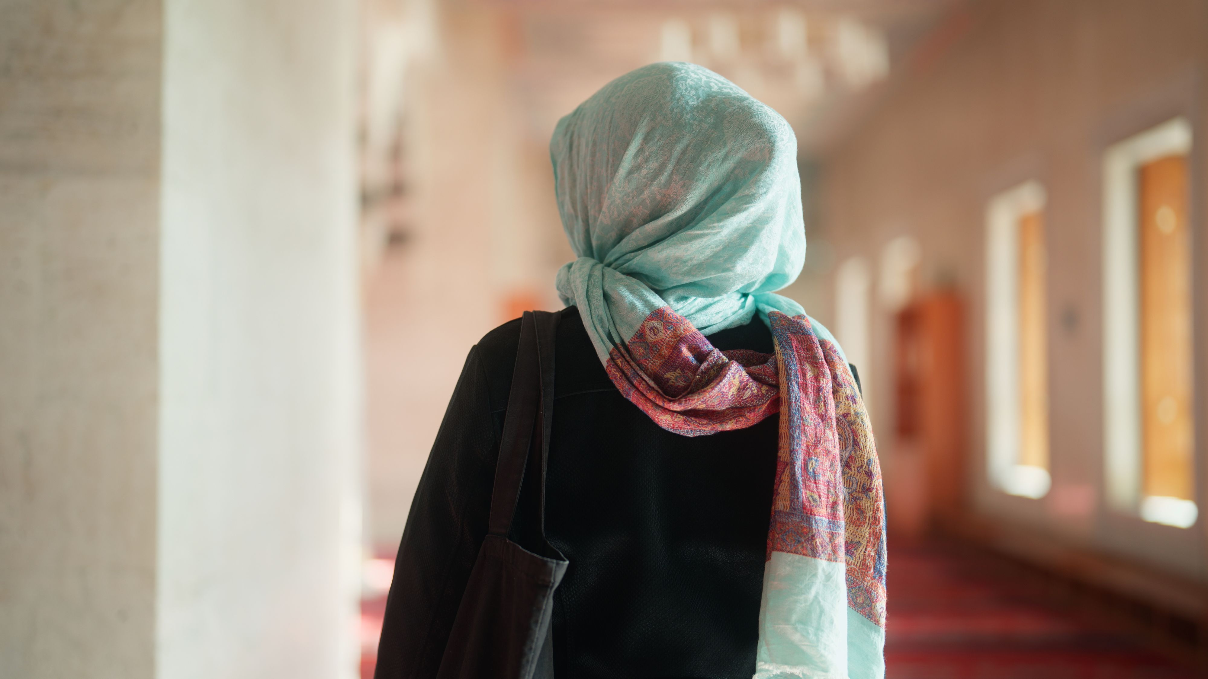 Eine Leiterin einer Kinderbetreuung in Vorarlberg zog sich vor einer muslimischen Mitarbeiterin aus. Der Träger zahlte 3.500 Euro Entschädigung.