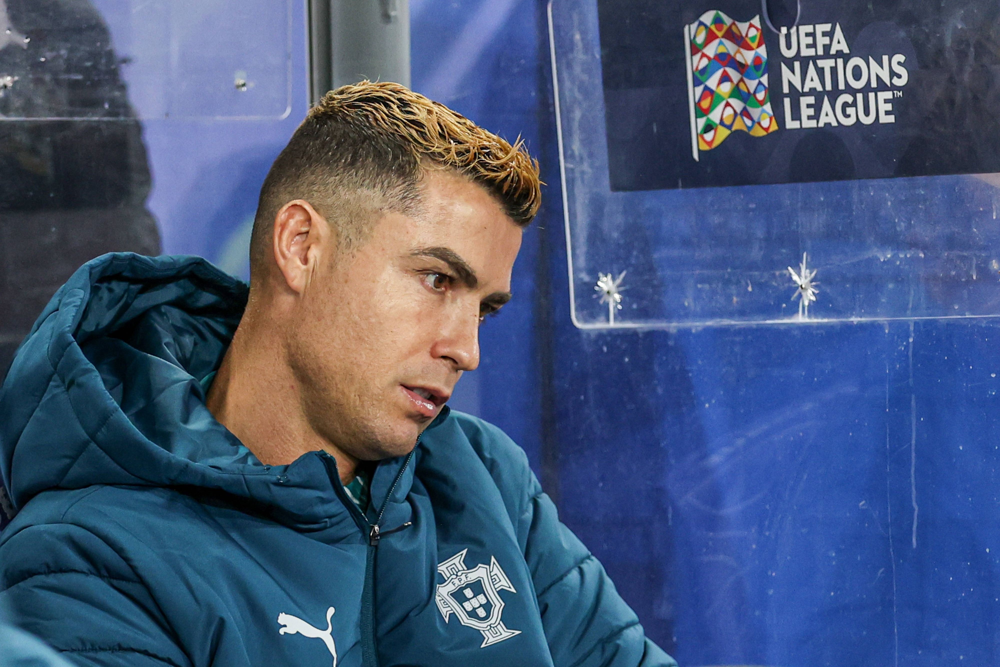 Cristiano Ronaldo schmollt auf der Bank.
