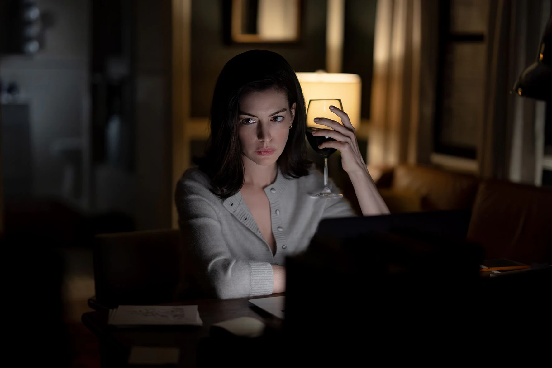 Wer spielt hier mit wem? Anne Hathaway als Verity Crawford in "Verity – Dunkle Geheimnisse"