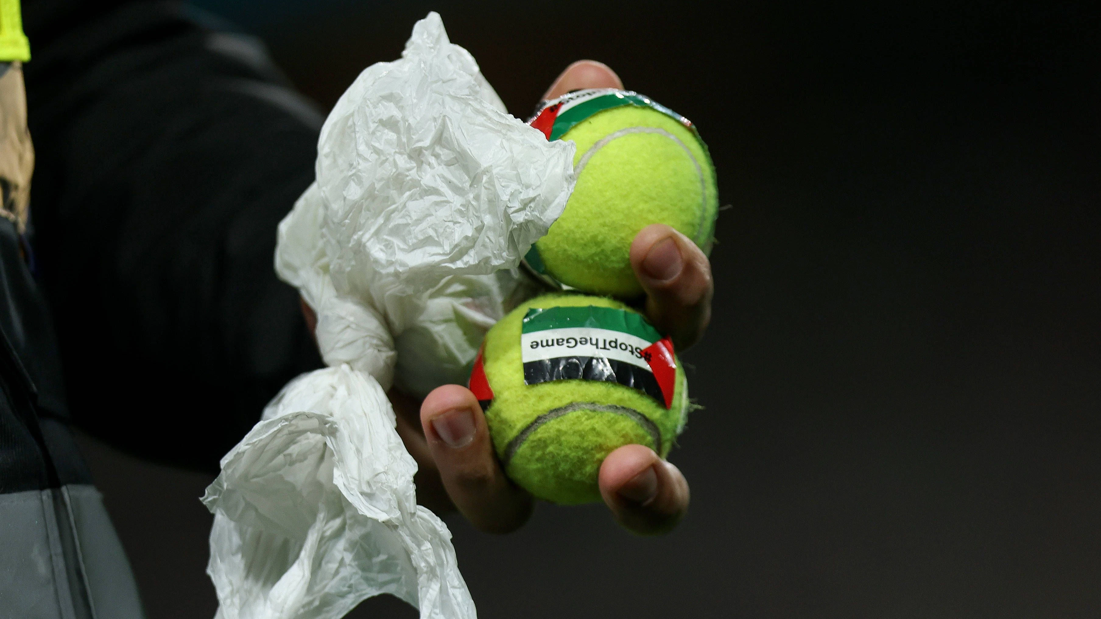 Tennis-Bälle mit Palästina-Flaggen landeten auf dem Feld