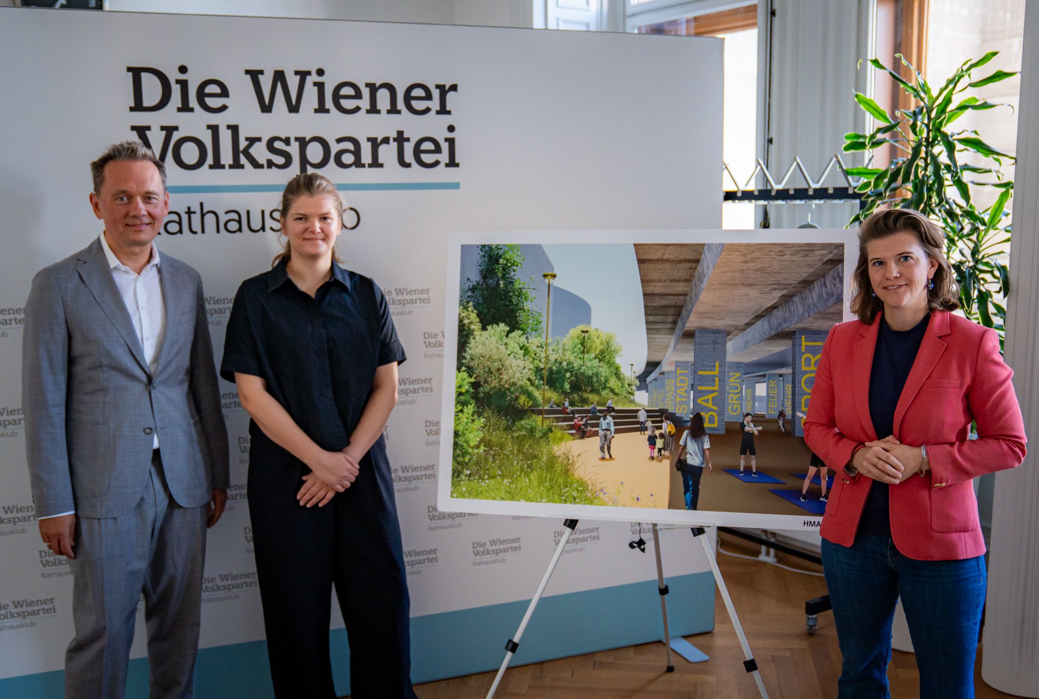 Georg Mitterecker und Carolin Macher von der HMA Architektur ZT GmbH und ÖVP-Gemeinderätin Elisabeth Olischar (v.l.).