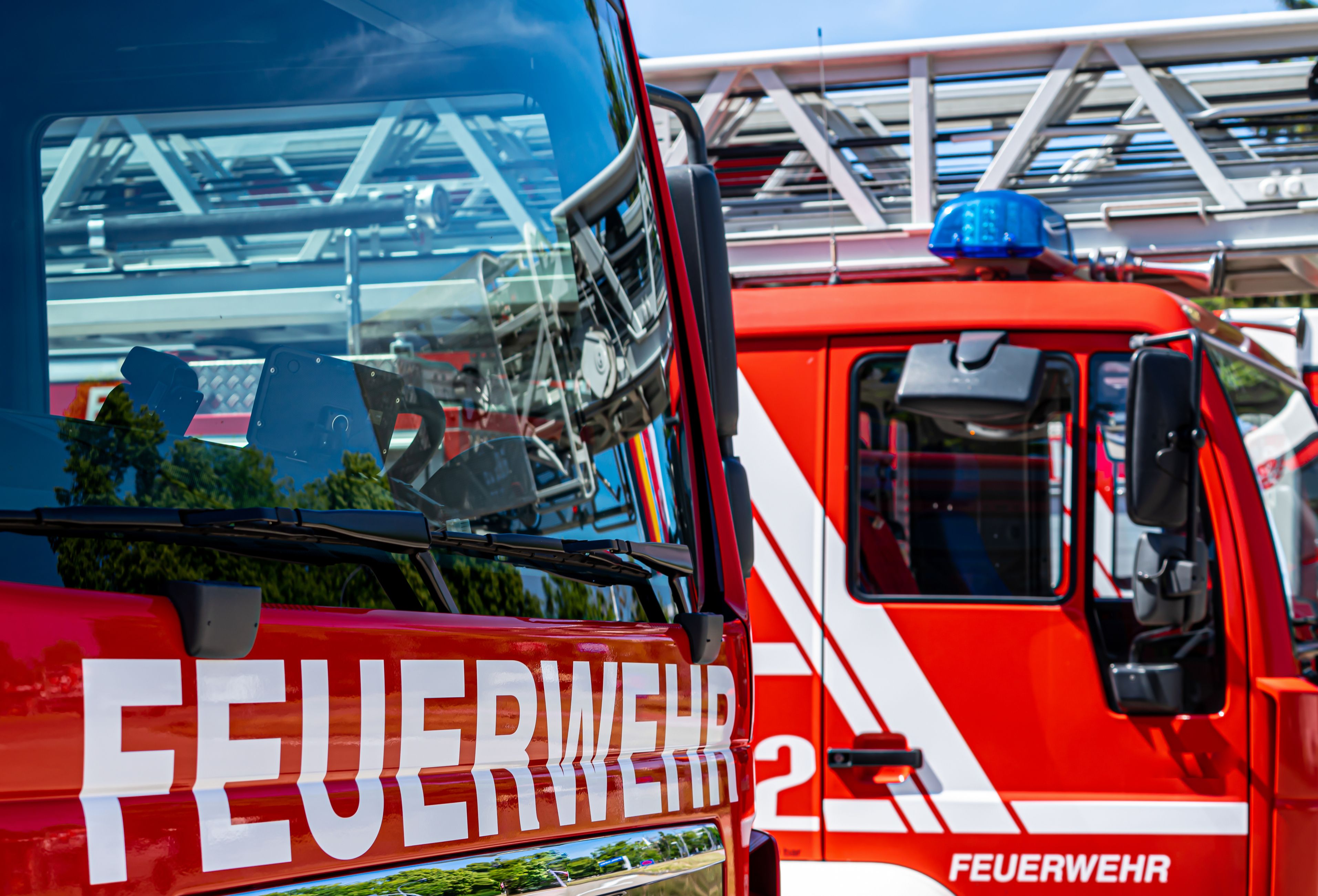 60 Feuerwehrmitglieder rückten mit elf Fahrzeugen an. Für Gäste und Mitarbeiter bestand laut Betreiber keine Gefahr.
