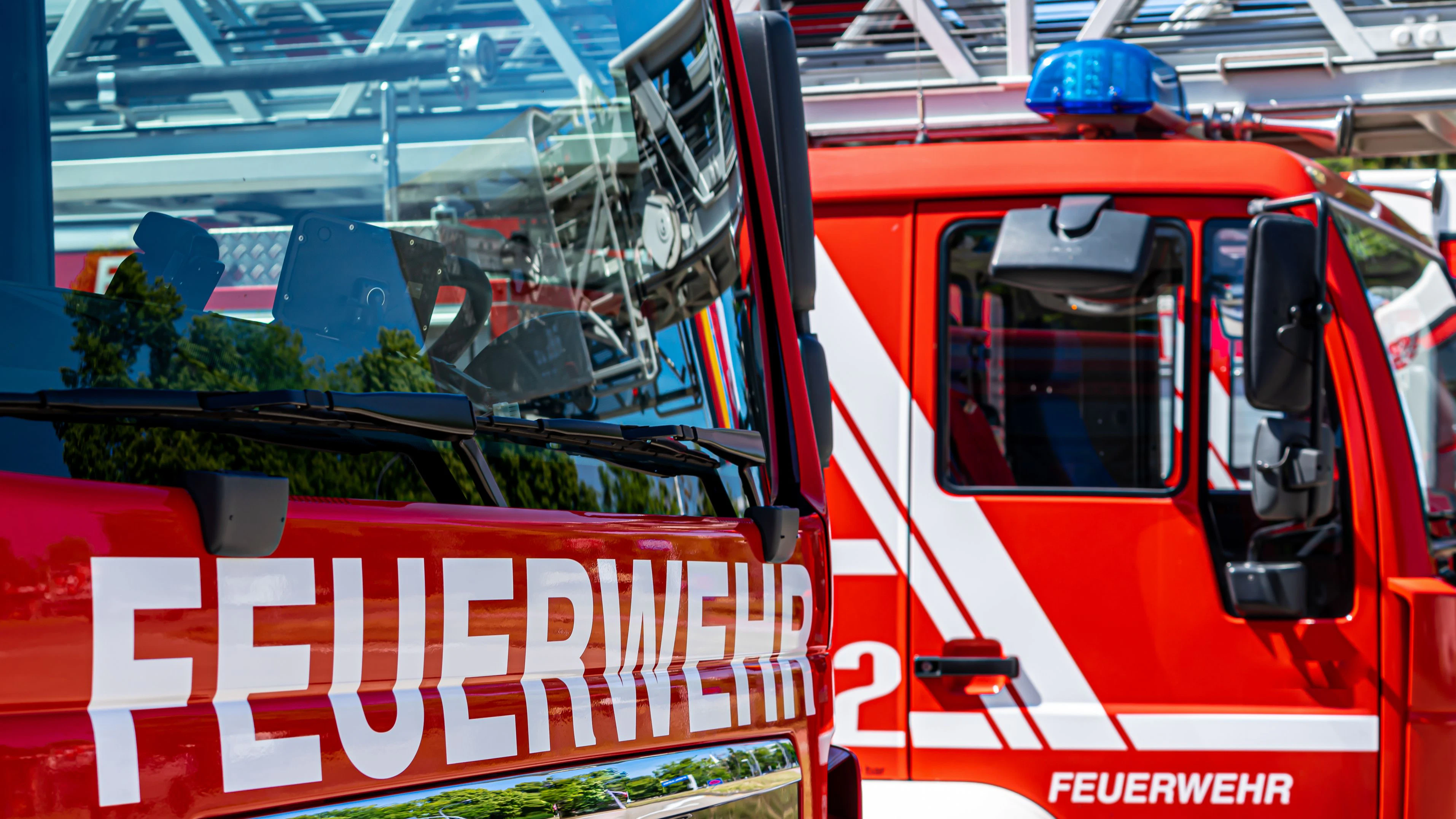 60 Feuerwehrmitglieder rückten mit elf Fahrzeugen an. Für Gäste und Mitarbeiter bestand laut Betreiber keine Gefahr.