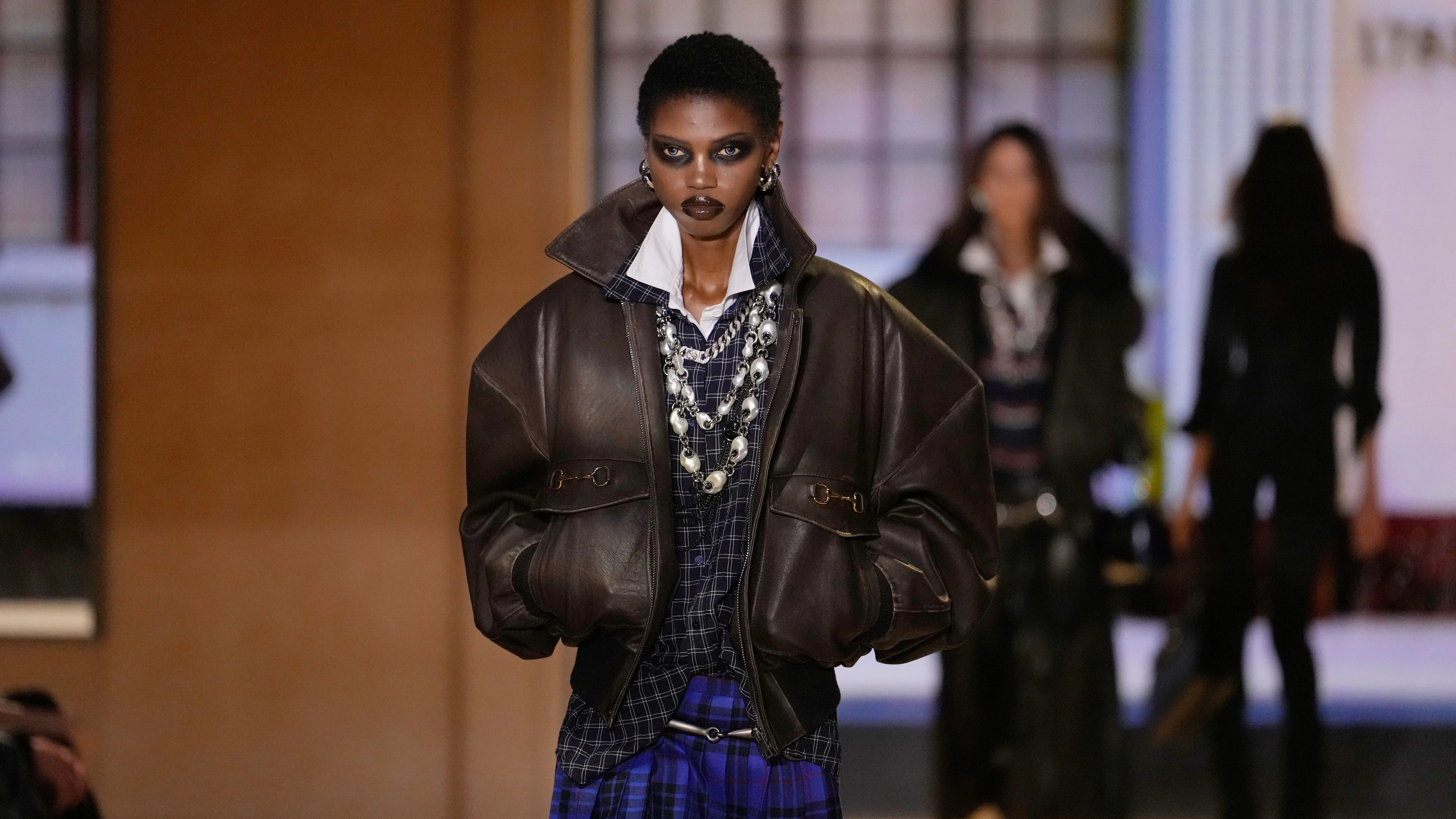 Auch Demna holt den "Popped Collar" für Gucci zurück auf den Laufsteg und verpasst dem umstrittenen Y2K-Look damit ein luxuriöses Update.