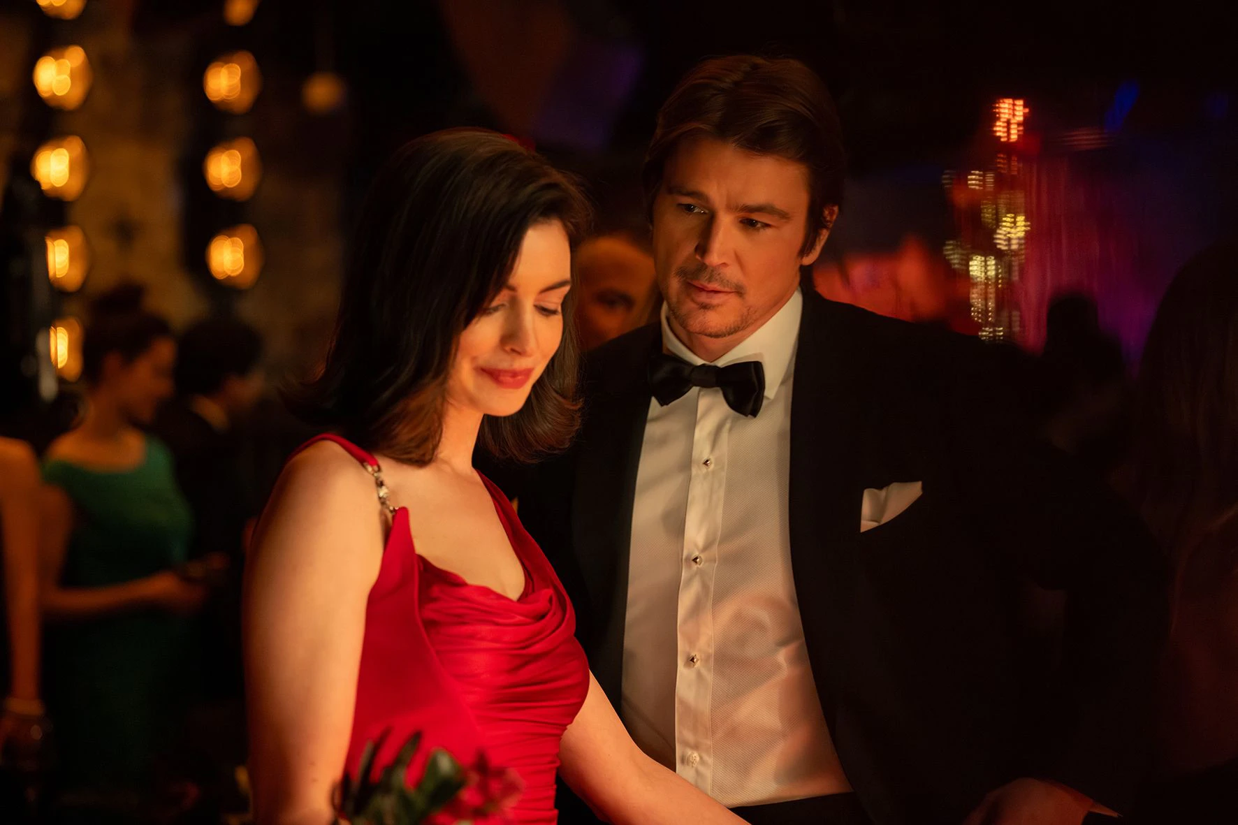 Ein schönes Paar – oder? Verity Crawford (Anne Hathaway) und ihr Ehemann Jeremy (Josh Hartnett)