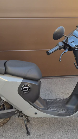 E-Moped: Neue Verkehrsregeln in Österreich machen viele E-Mopeds unbrauchbar. Strengere Auflagen zwingen Besitzer oft zum Umstieg aufs Auto.