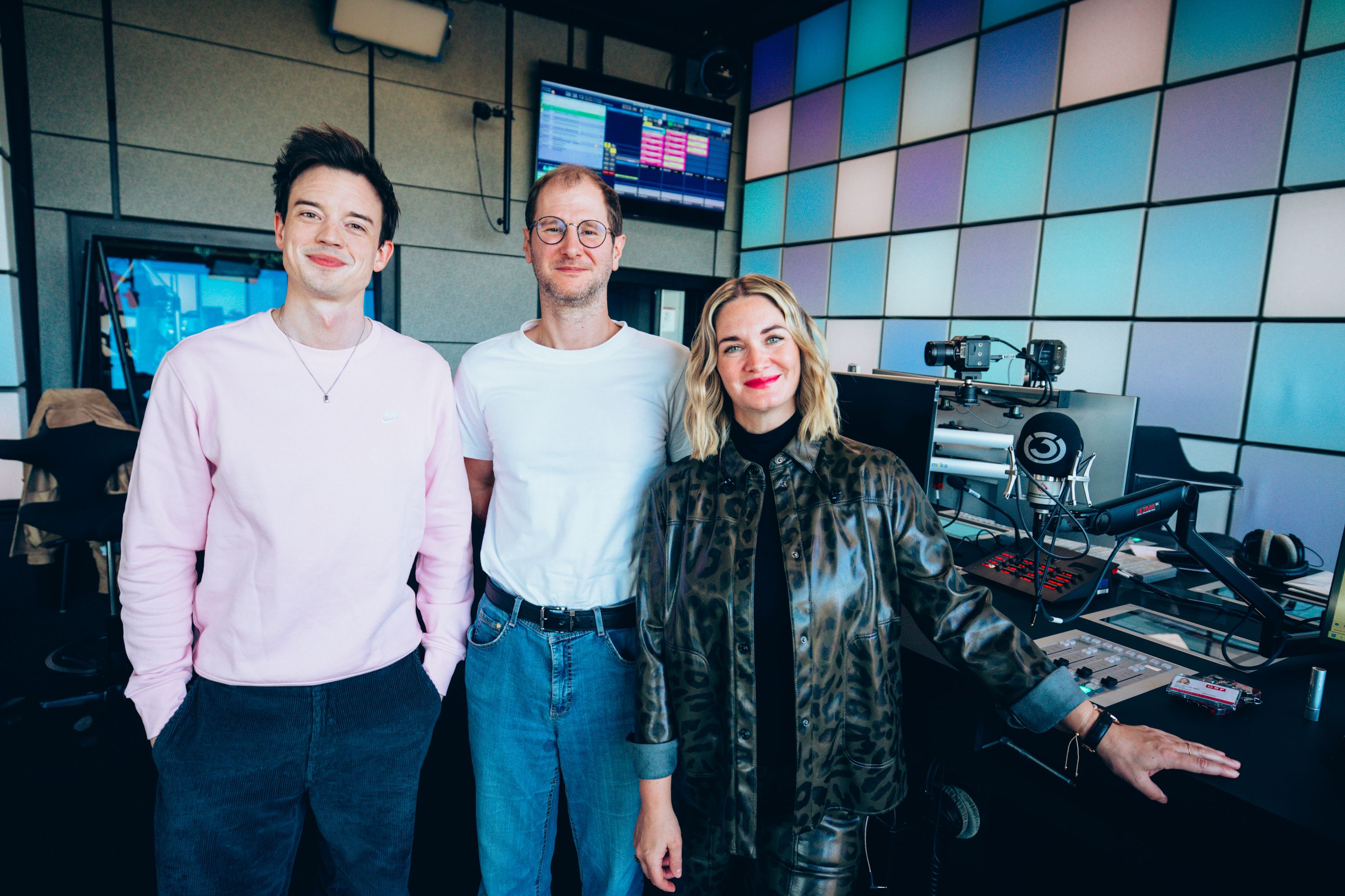 Martin Wanda zwischen den Ö3-Wecker Moderatoren Philipp Hansa und Gabi Hiller im Ö3-Studio
