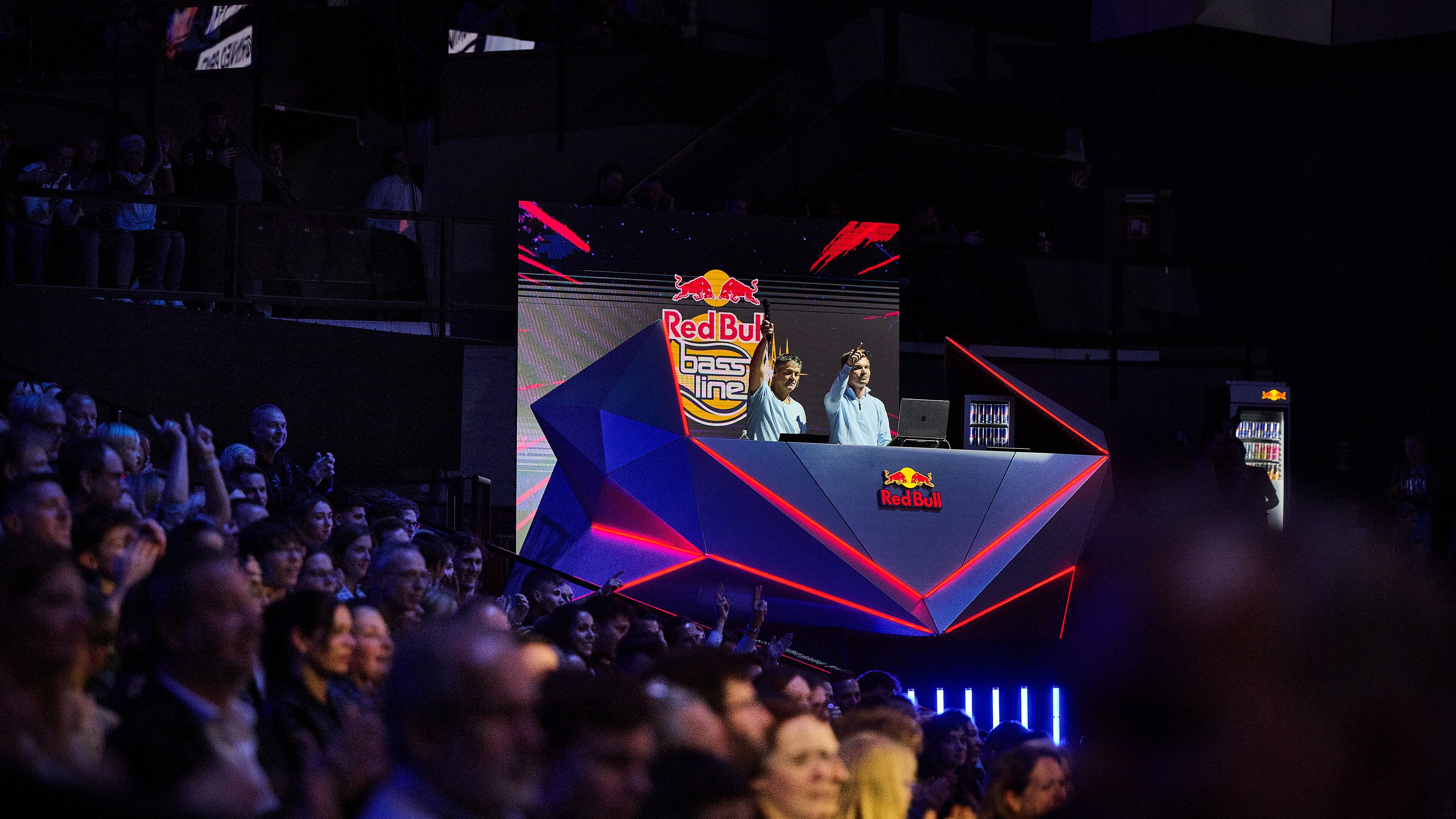 DJs sorgen vor, nach und während der Spiele für Stimmung