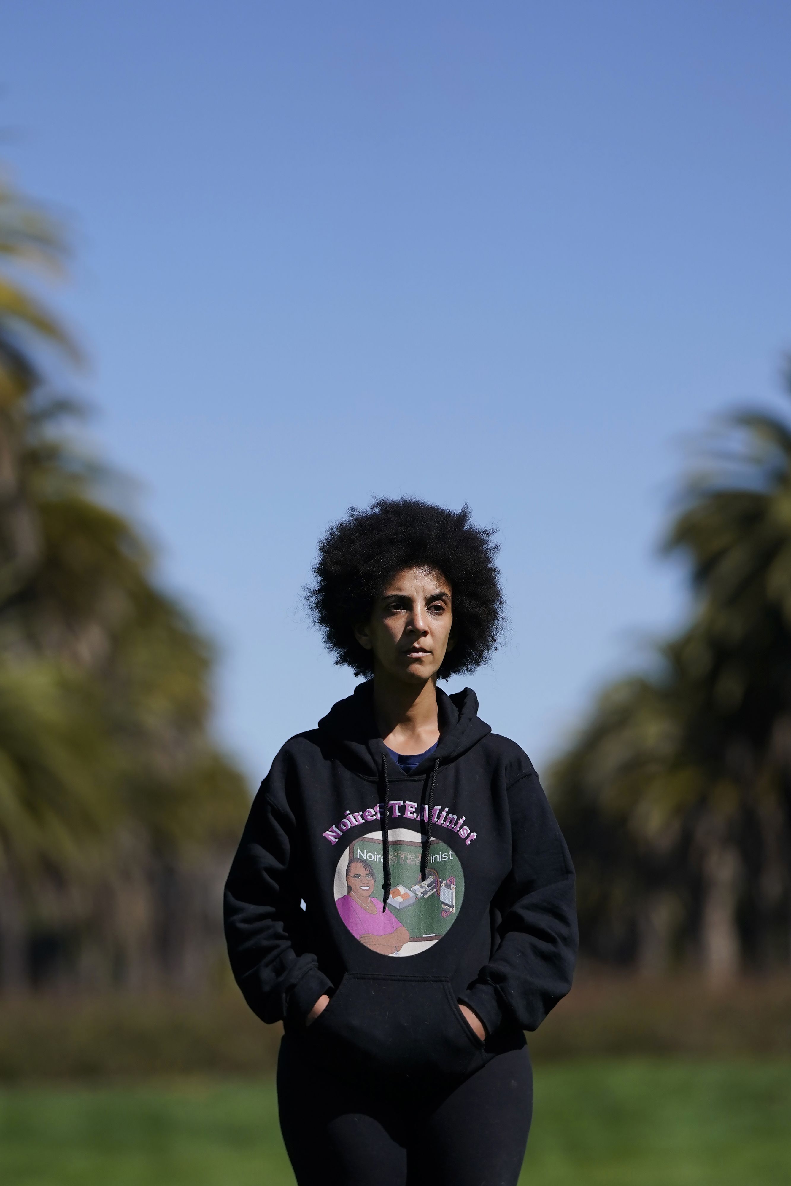 Als sie das Team für ethische KI bei Google mitleitete, war <strong>Timnit Gebru</strong> eine prominente Stimme aus dem Inneren, die den Umgang der Technologiebranche mit künstlicher Intelligenz hinterfragte. Nun versucht Gebru, als Gründerin des Distributed Artificial Intelligence Research Institute (DAIR) von außen Veränderungen zu bewirken.