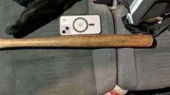 Der Baseballschläger wurde sichergestellt.