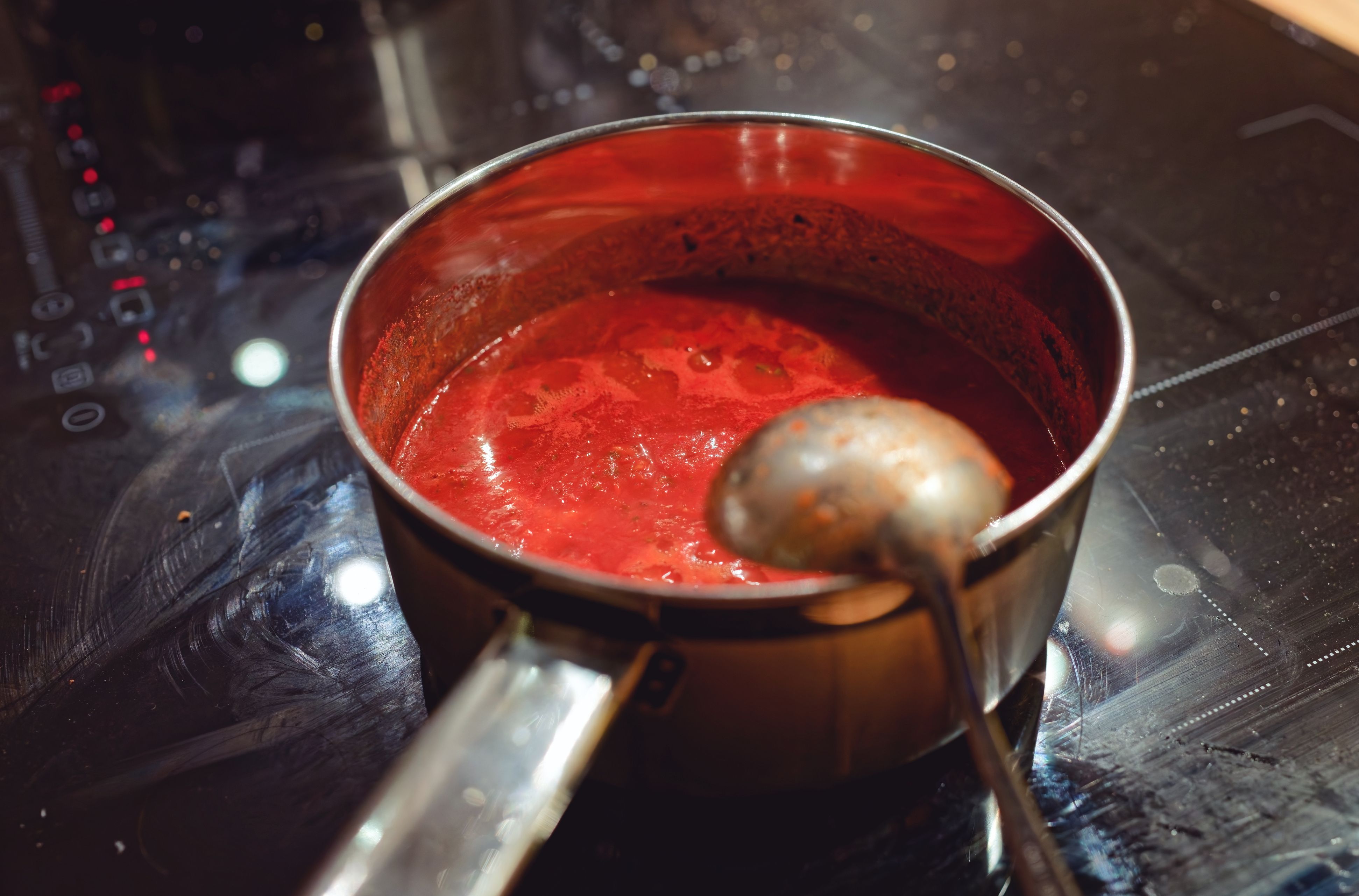 Ein bisschen davon, noch eine Prise hiervon – und plötzlich schmeckt die Sauce nach allem, nur nicht mehr nach Tomate.