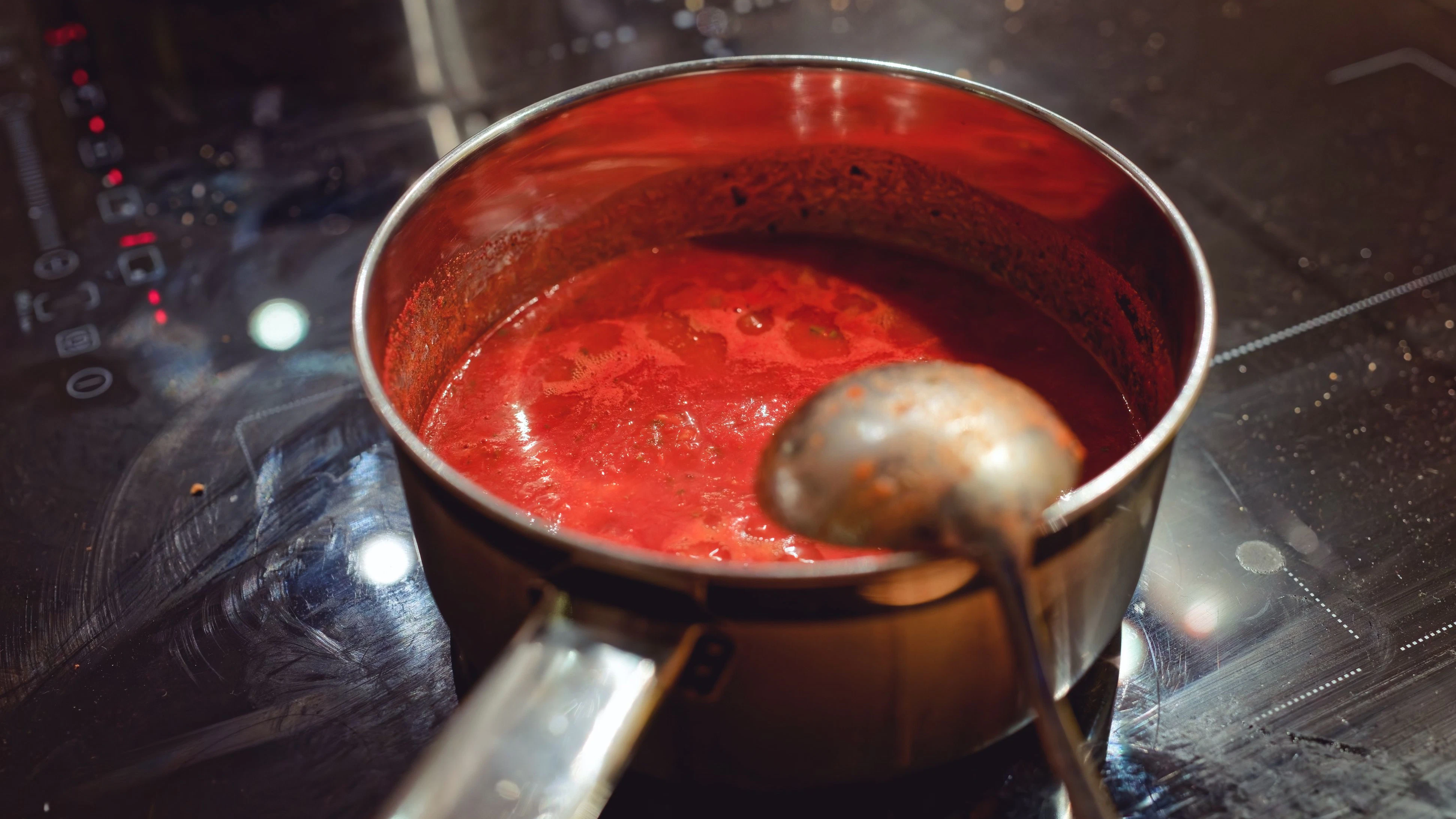 Ein bisschen davon, noch eine Prise hiervon – und plötzlich schmeckt die Sauce nach allem, nur nicht mehr nach Tomate.