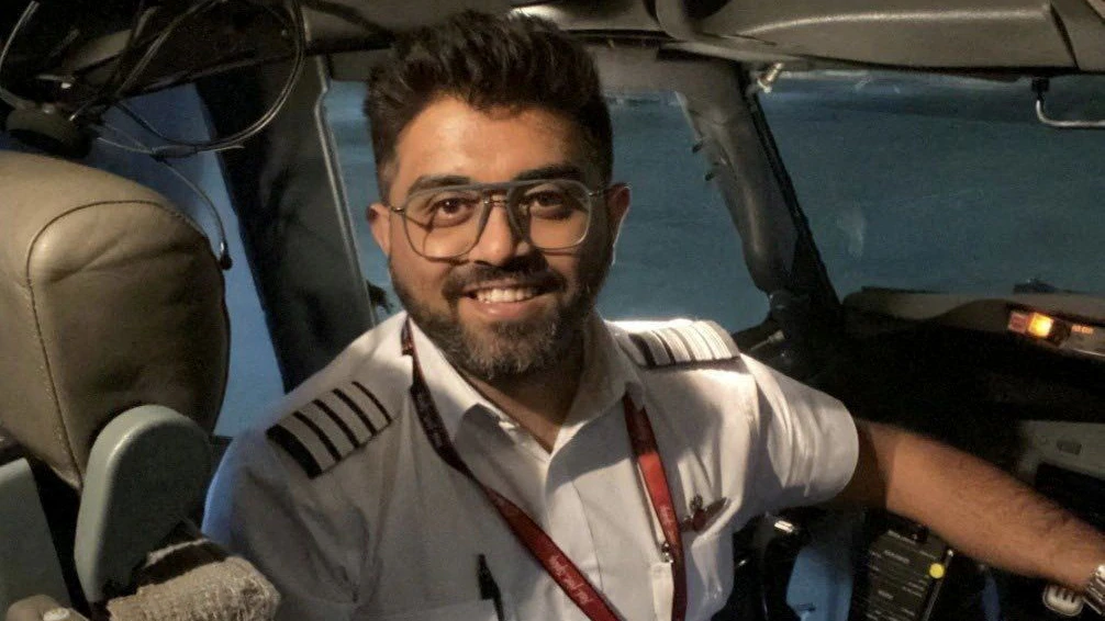 Der Pilot Smit Machchhar konnte die Tür des Cockpits noch öffnen. 