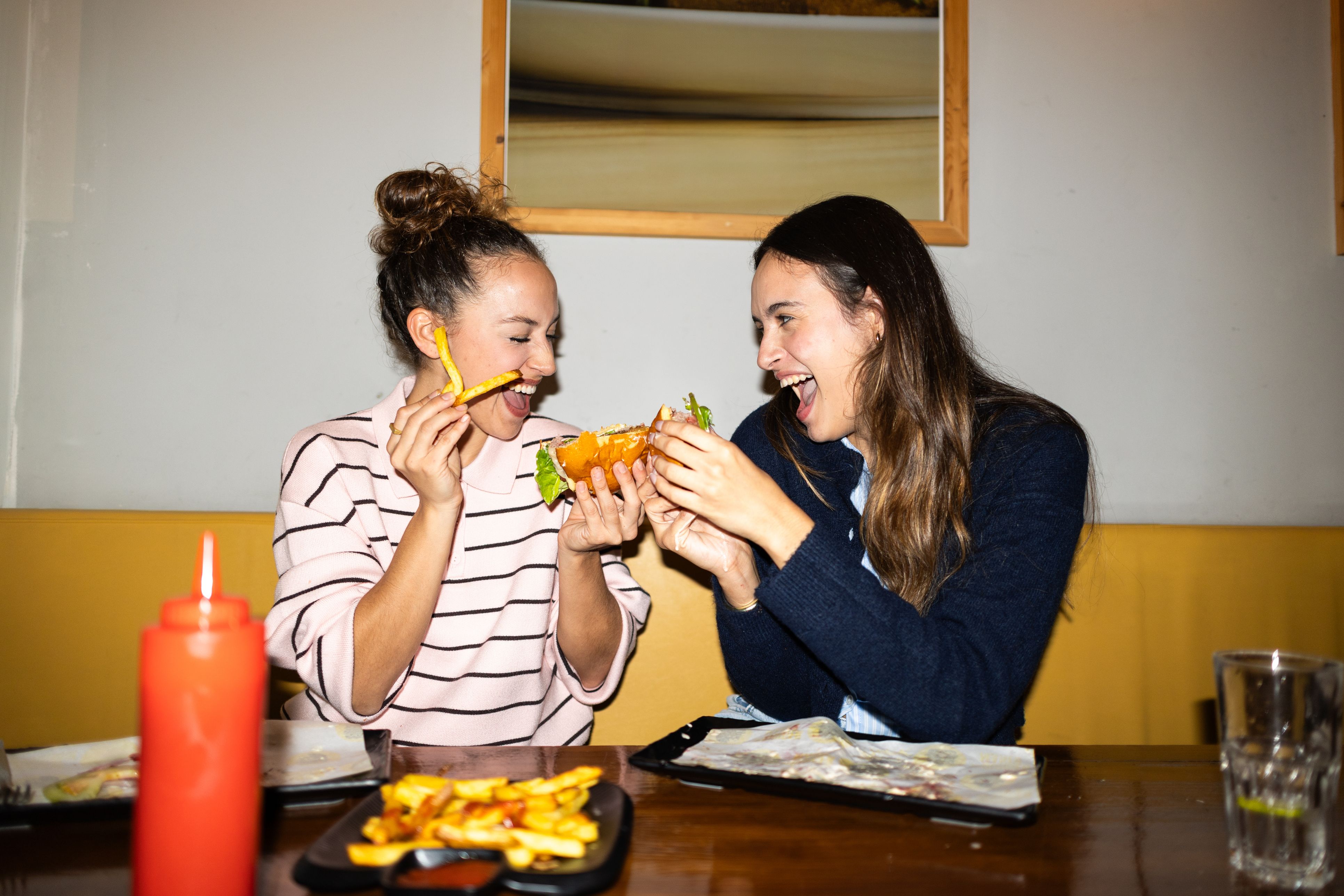 Allein essen oder den Tisch mit jemandem teilen – für deinen Blutzucker könnte das einen Unterschied machen.