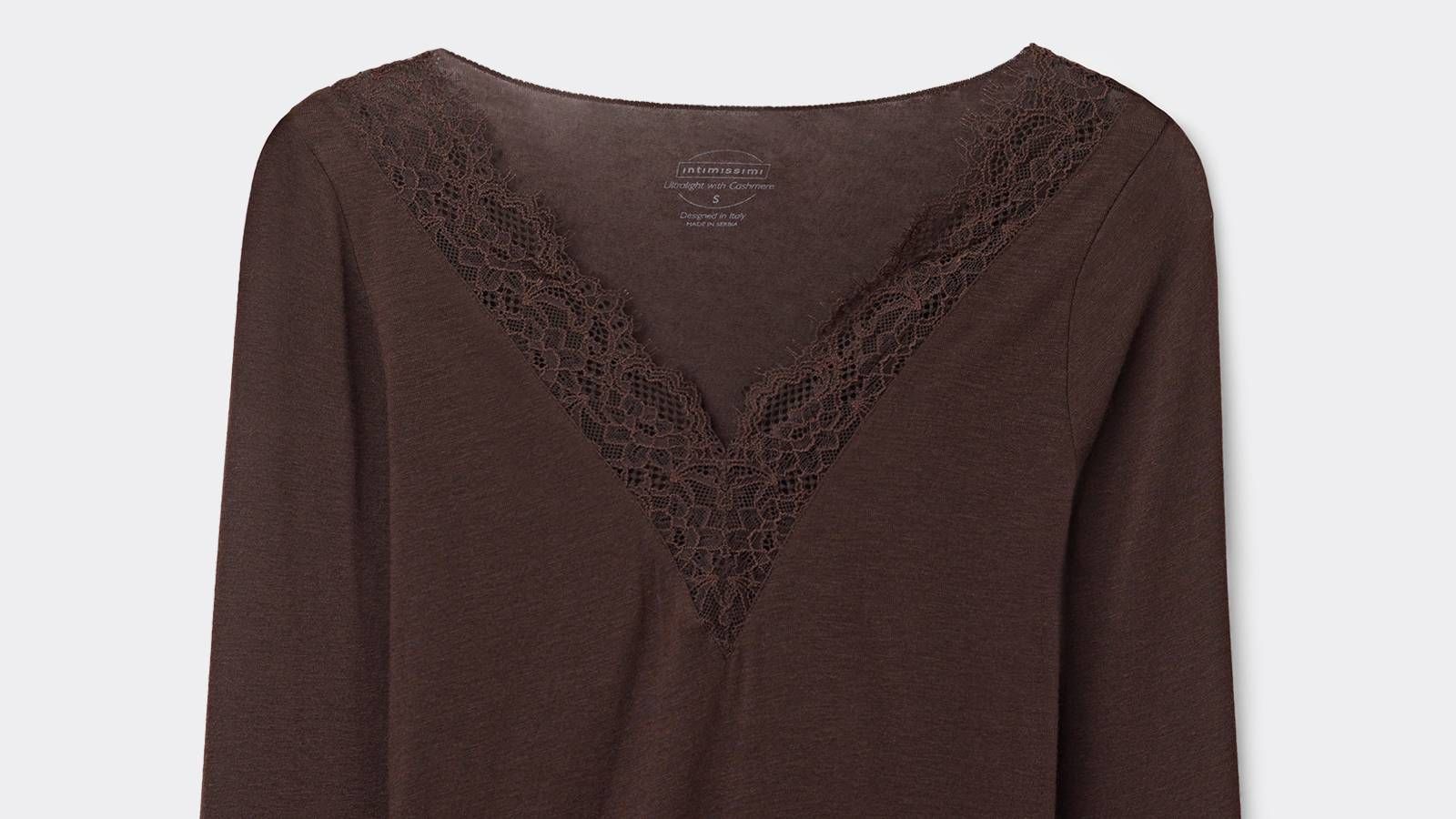 Das schlichte Longsleeve beweist, dass manchmal gerade die einfachsten Teile zum Trend werden.