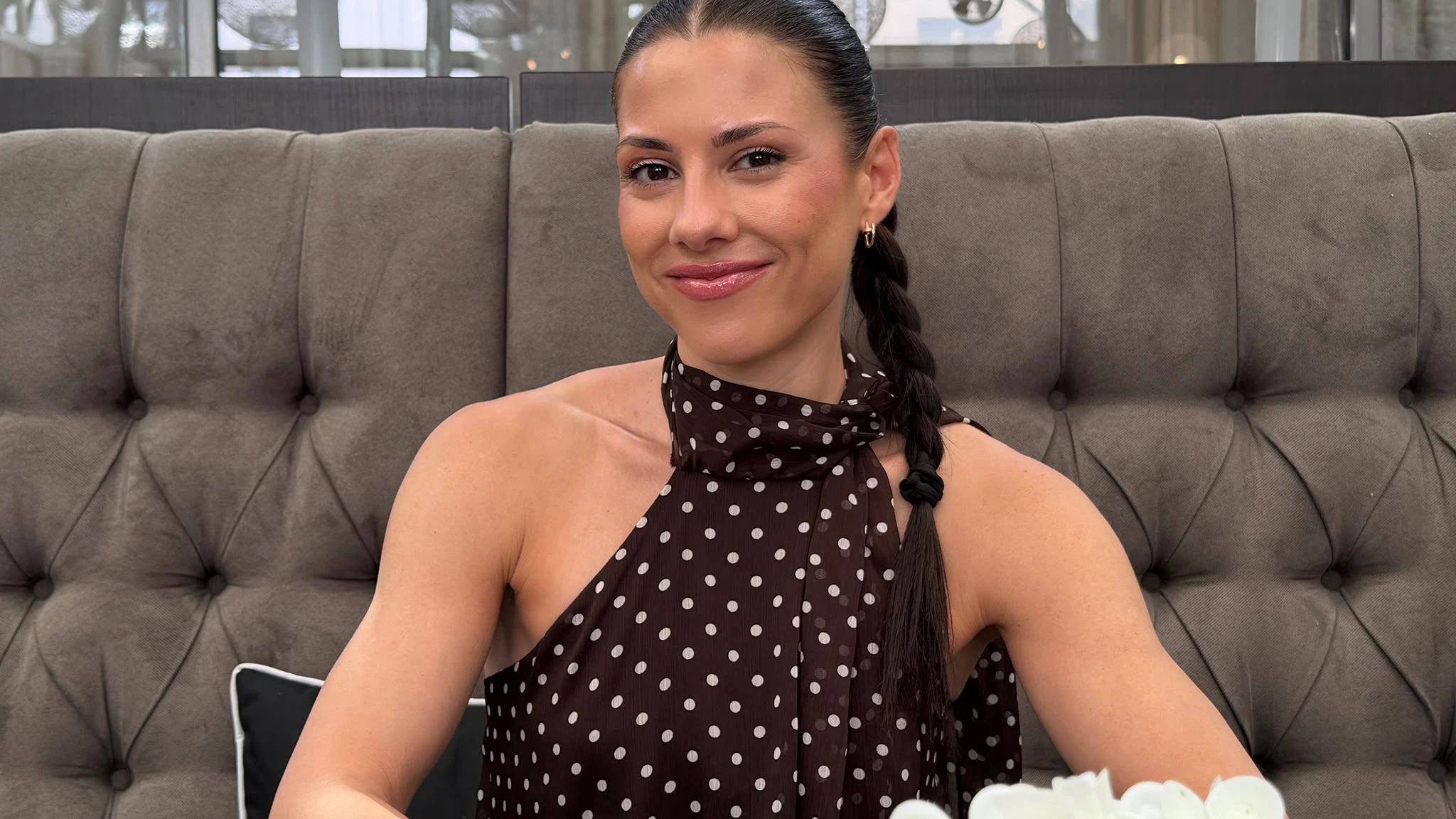 Laura Bernunzo lebt selbst mit Lipödem und kennt die jahrelange Suche nach der richtigen Behandlung aus eigener Erfahrung.