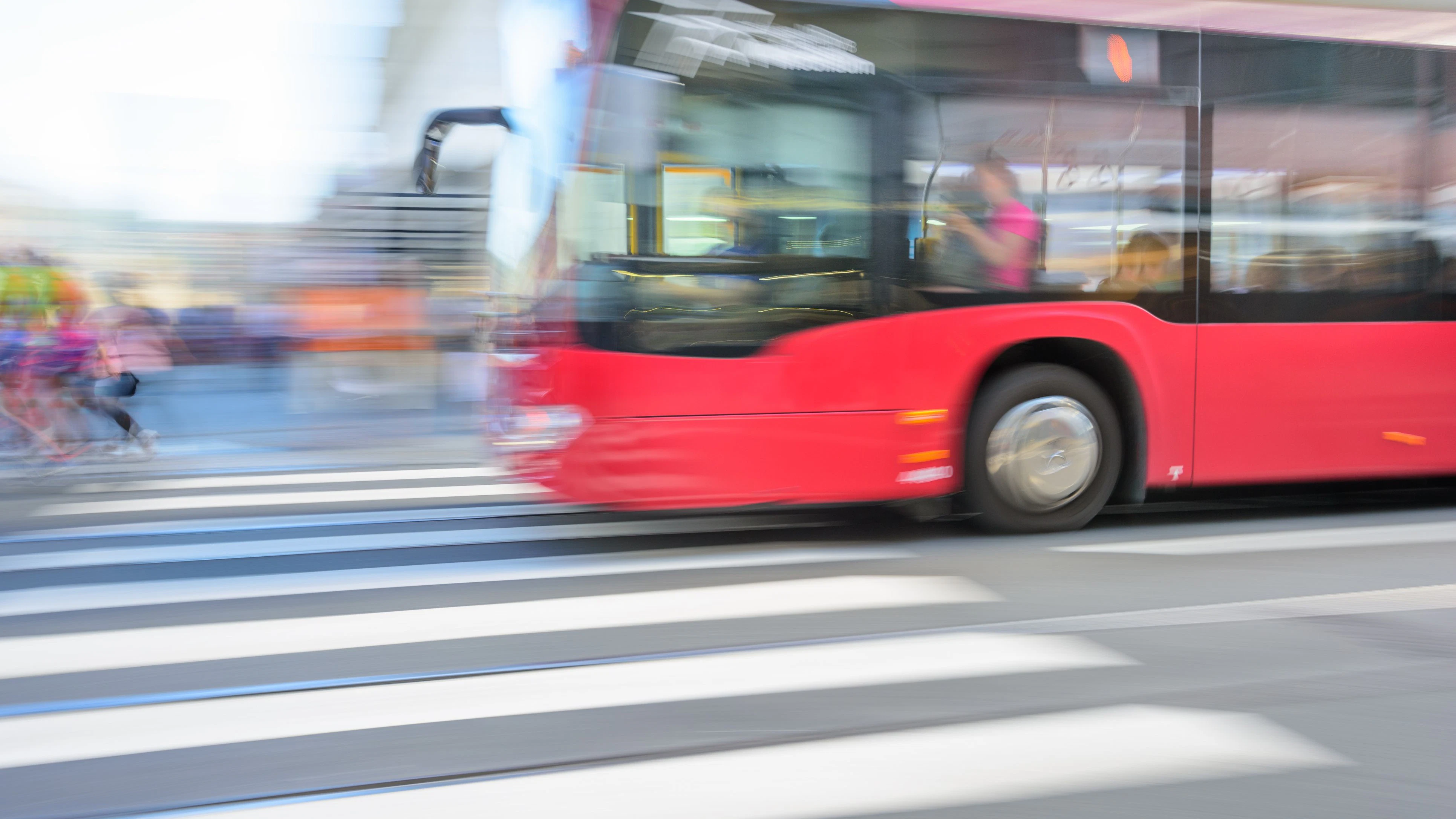 Weil sich die Türen eines Linienbusses offenbar nicht richtig schließen ließen, alarmierte ein Fahrgast die Polizei. (Symbolbild)