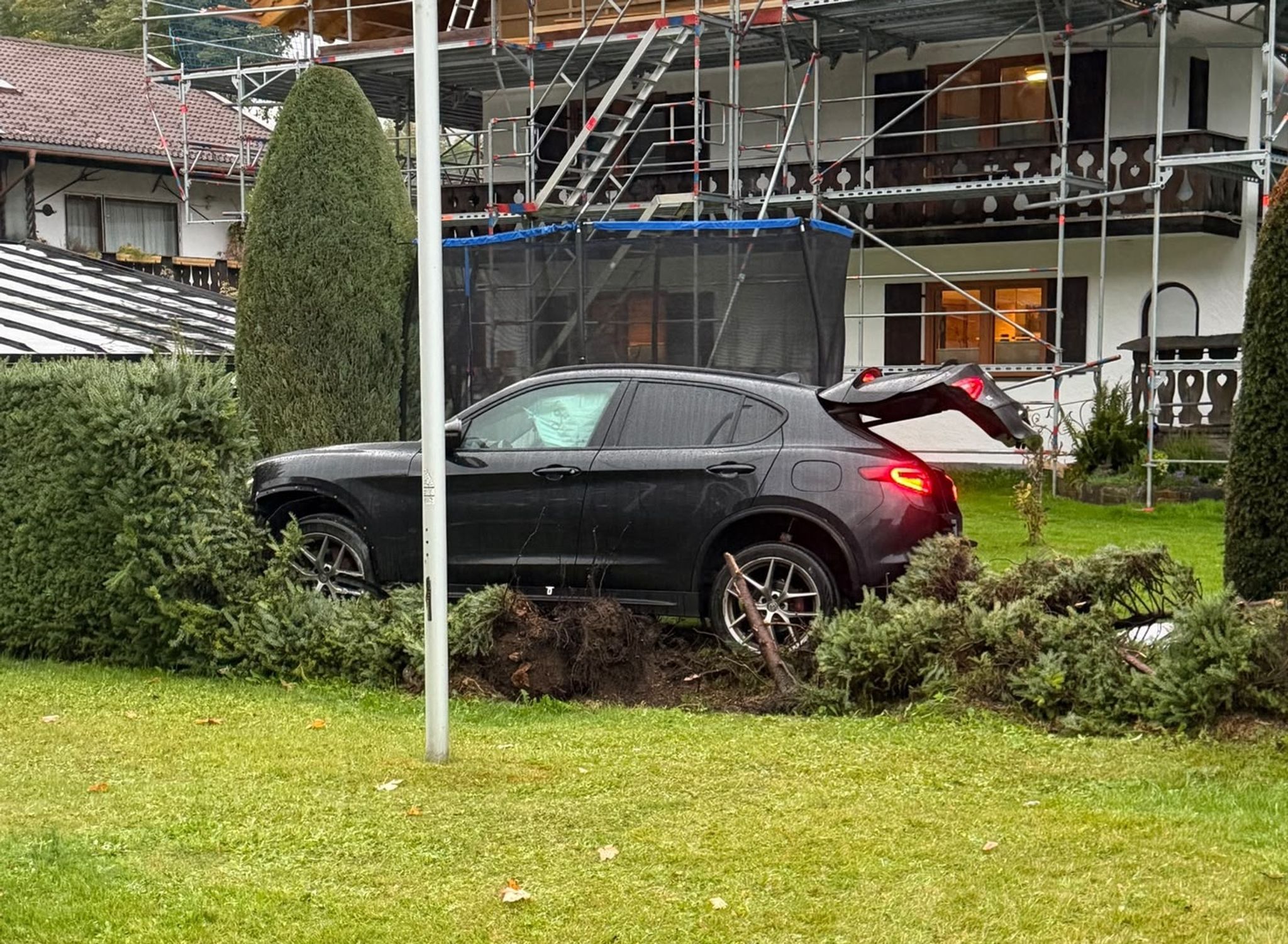 Die Täter ergriffen nach dem Einbruch die Flucht und bauten einen Unfall.