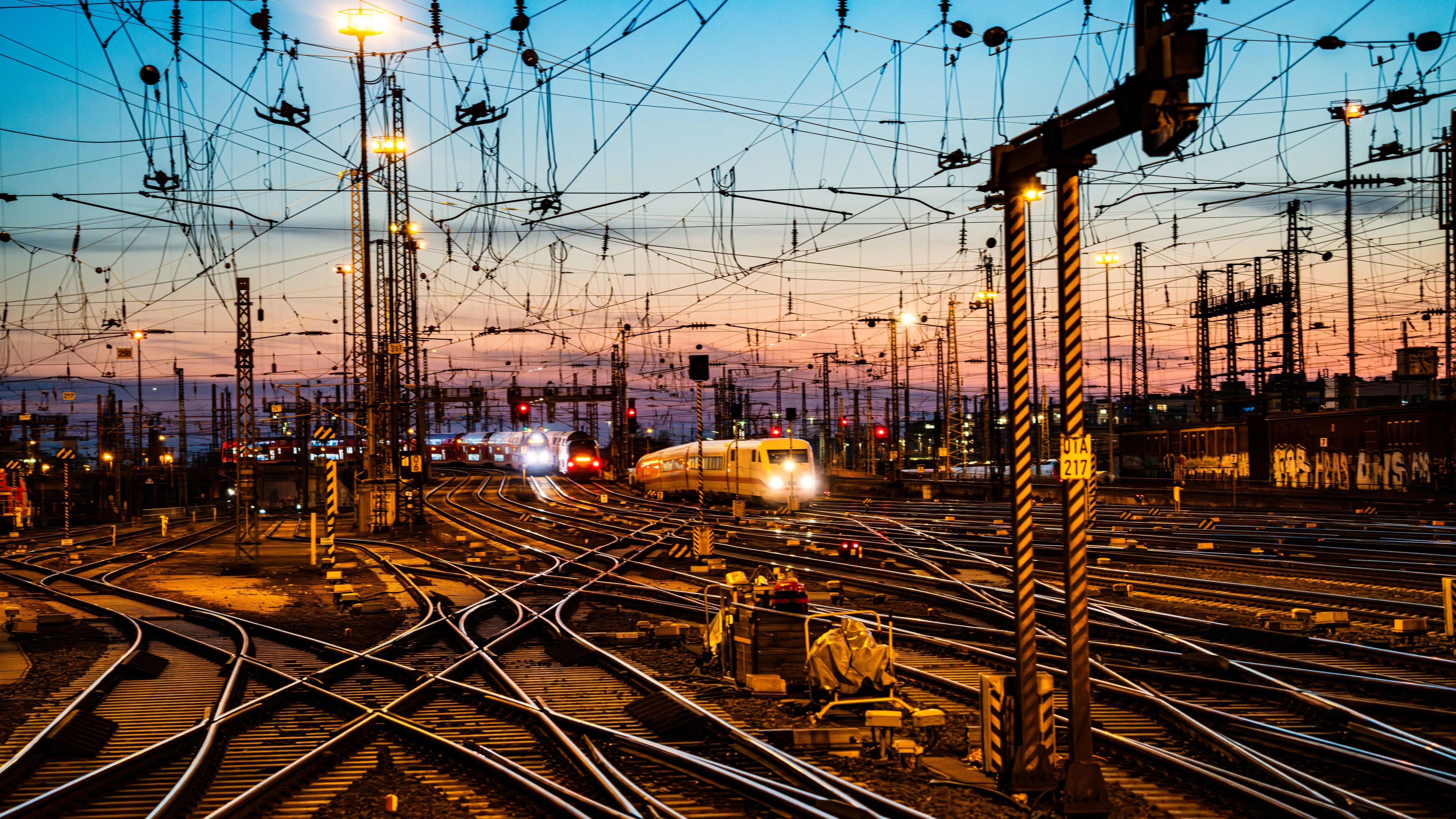 Die Bahnstromanlagen auf der steirischen Westbahnstrecke stehen ab Freitag unter Hochspannung. 